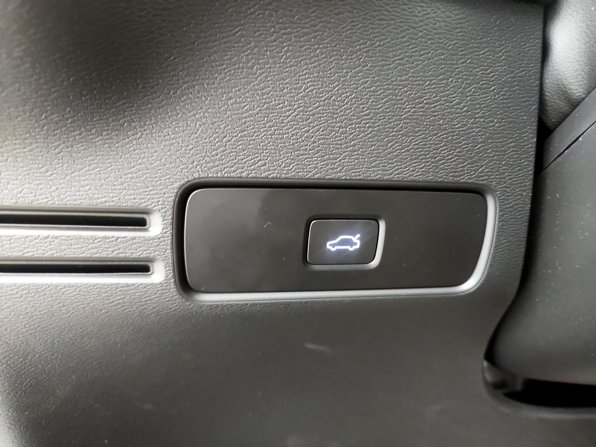 Thumbnail: 2025 Volvo XC40 - 13