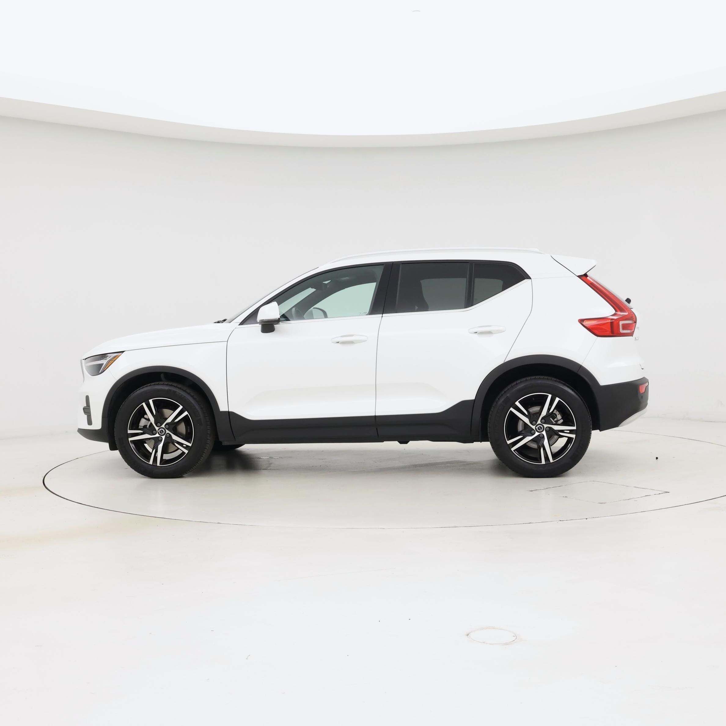 Thumbnail: 2025 Volvo XC40 - 3