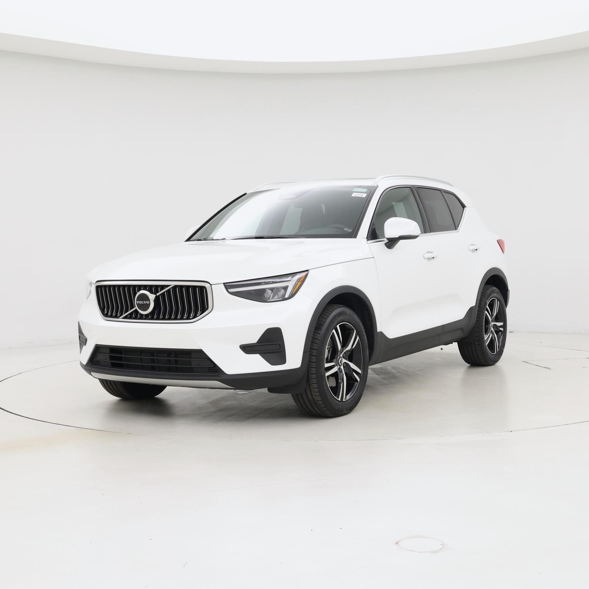 Thumbnail: 2025 Volvo XC40 - 4