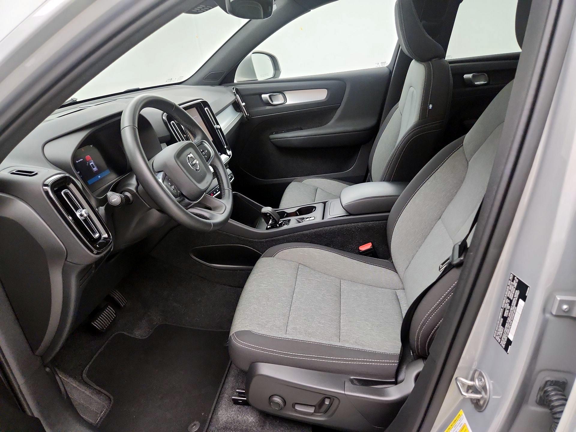 Thumbnail: 2025 Volvo XC40 - 11