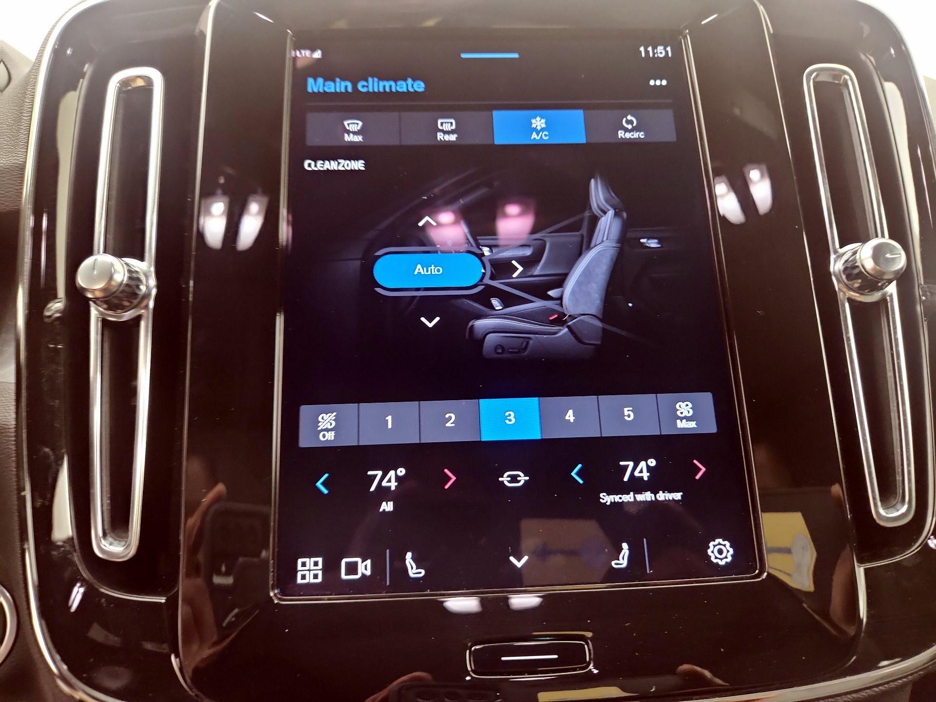 Thumbnail: 2025 Volvo XC40 - 16