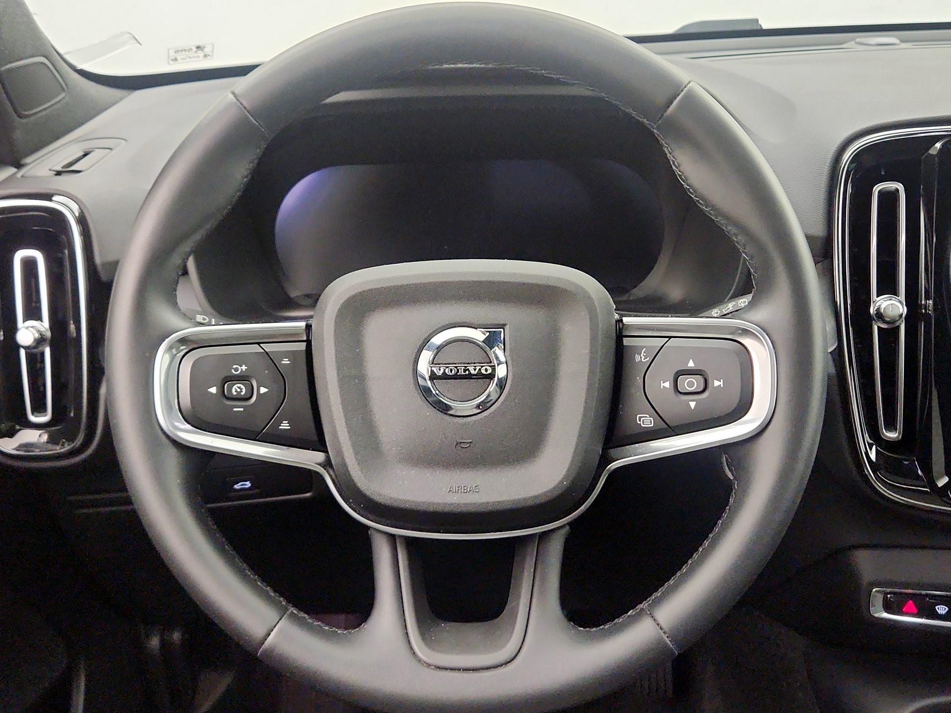Thumbnail: 2025 Volvo XC40 - 10