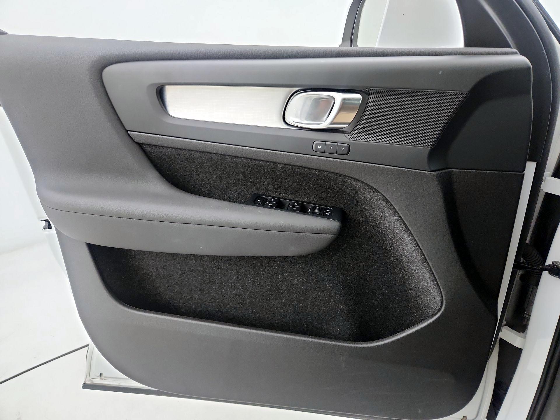 Thumbnail: 2025 Volvo XC40 - 12