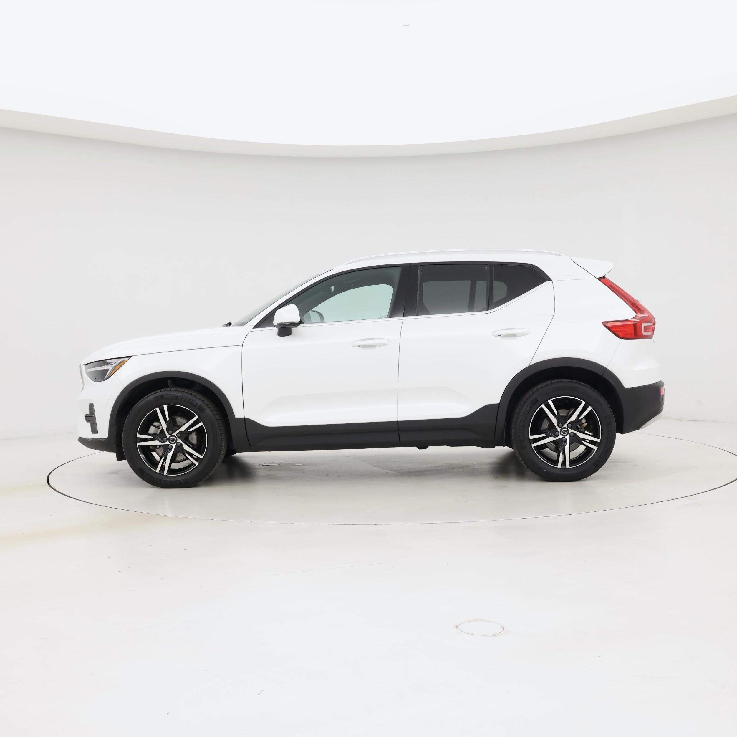 Thumbnail: 2025 Volvo XC40 - 3