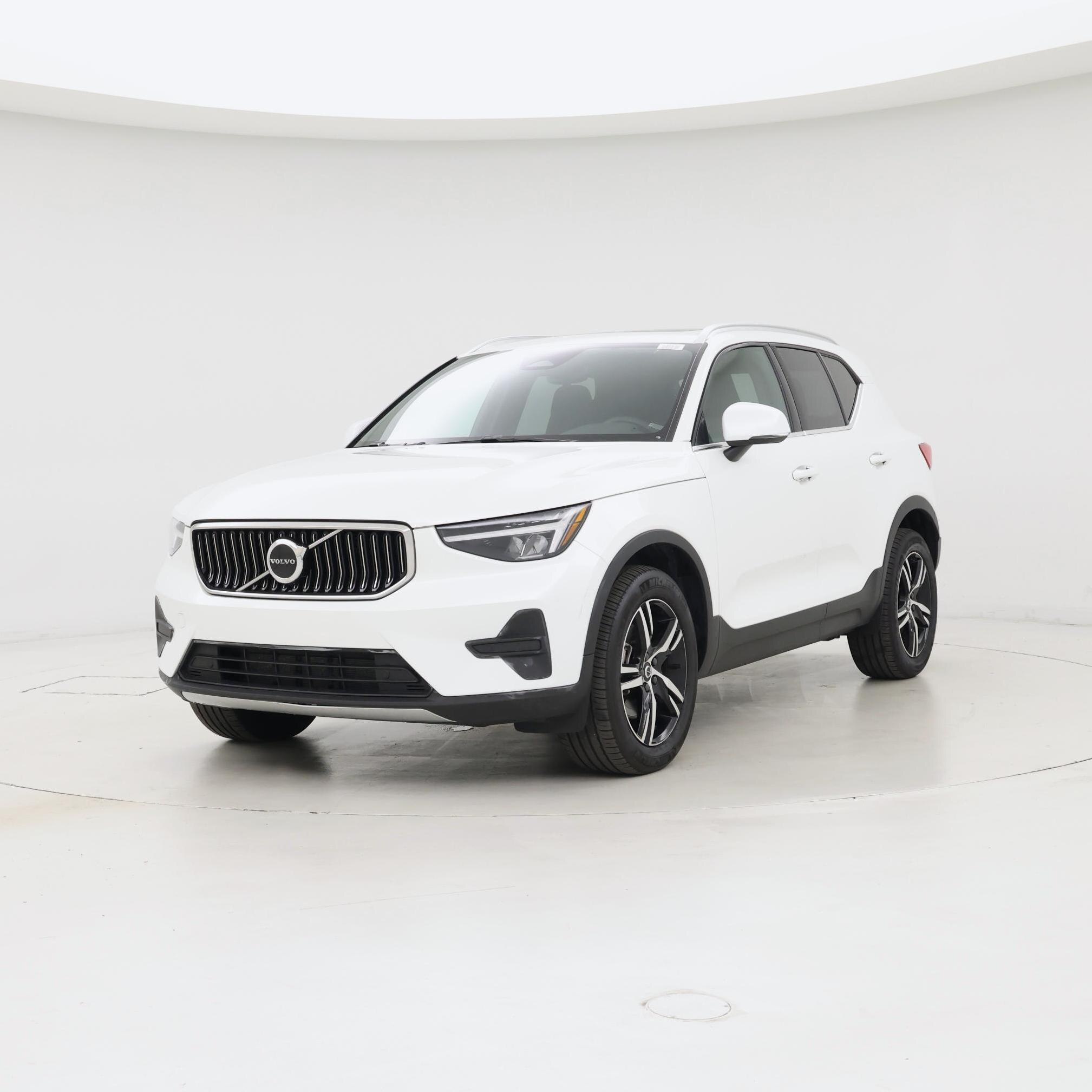 Thumbnail: 2025 Volvo XC40 - 4