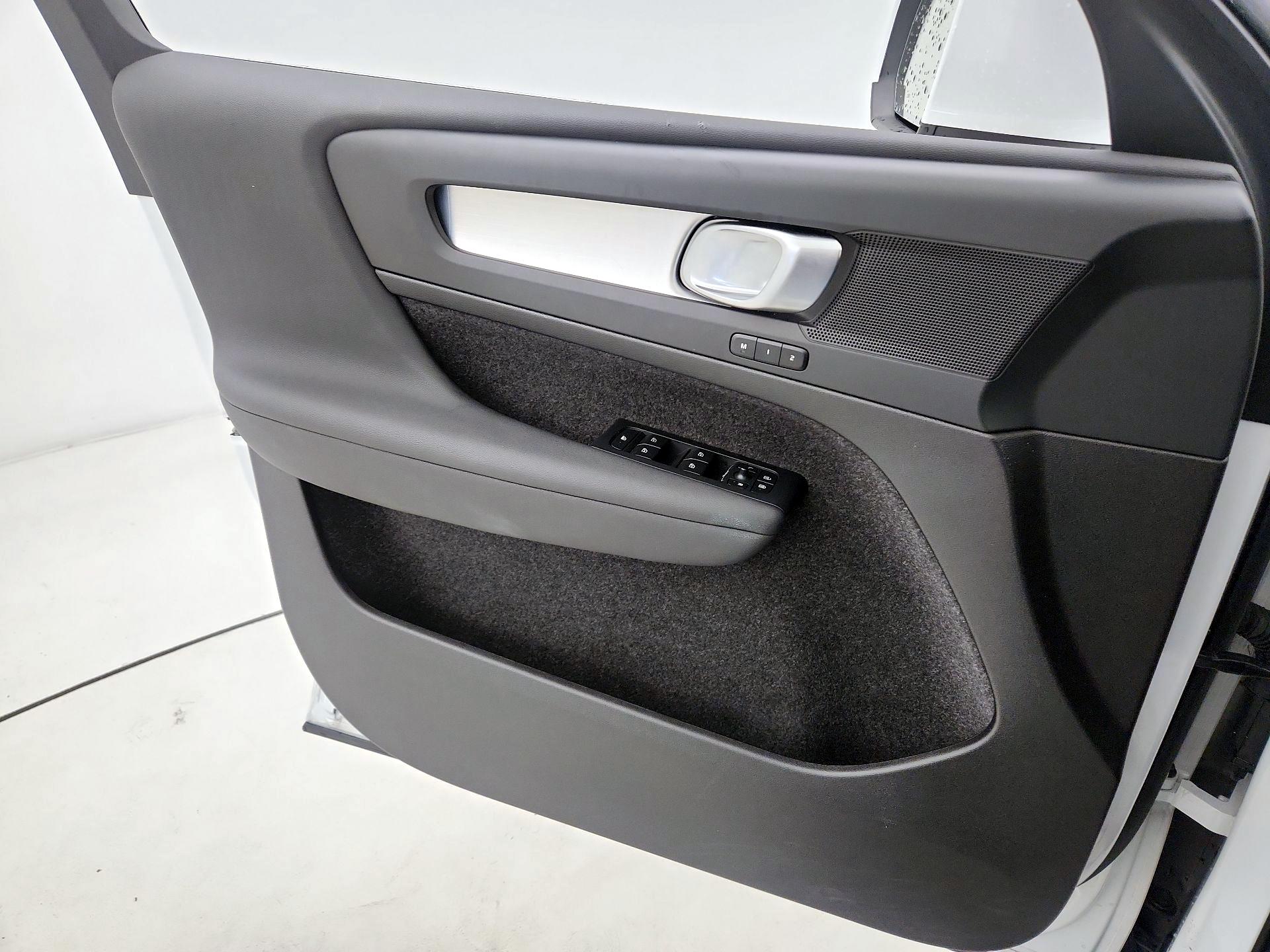 Thumbnail: 2025 Volvo XC40 - 12