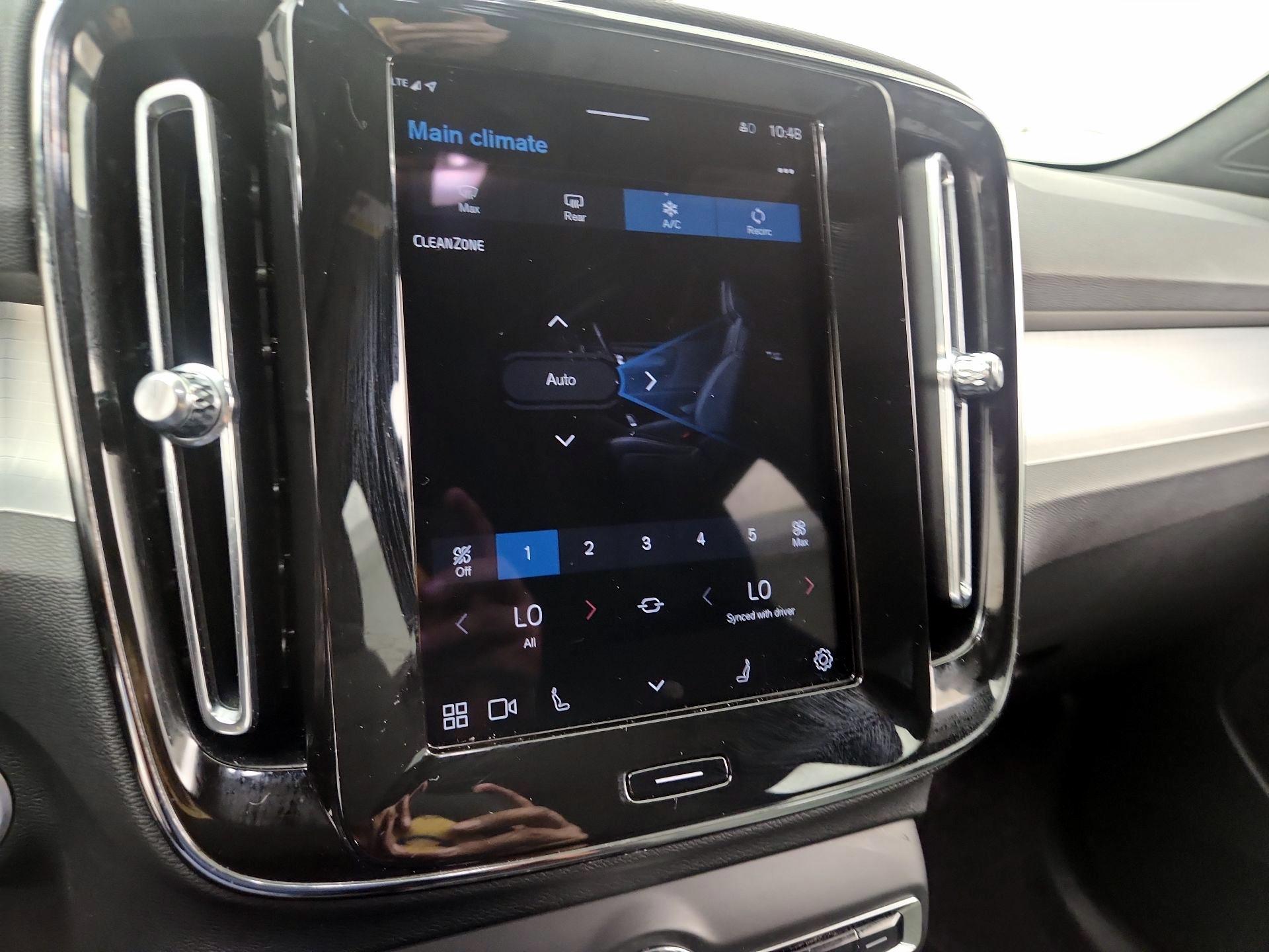 Thumbnail: 2025 Volvo XC40 - 14