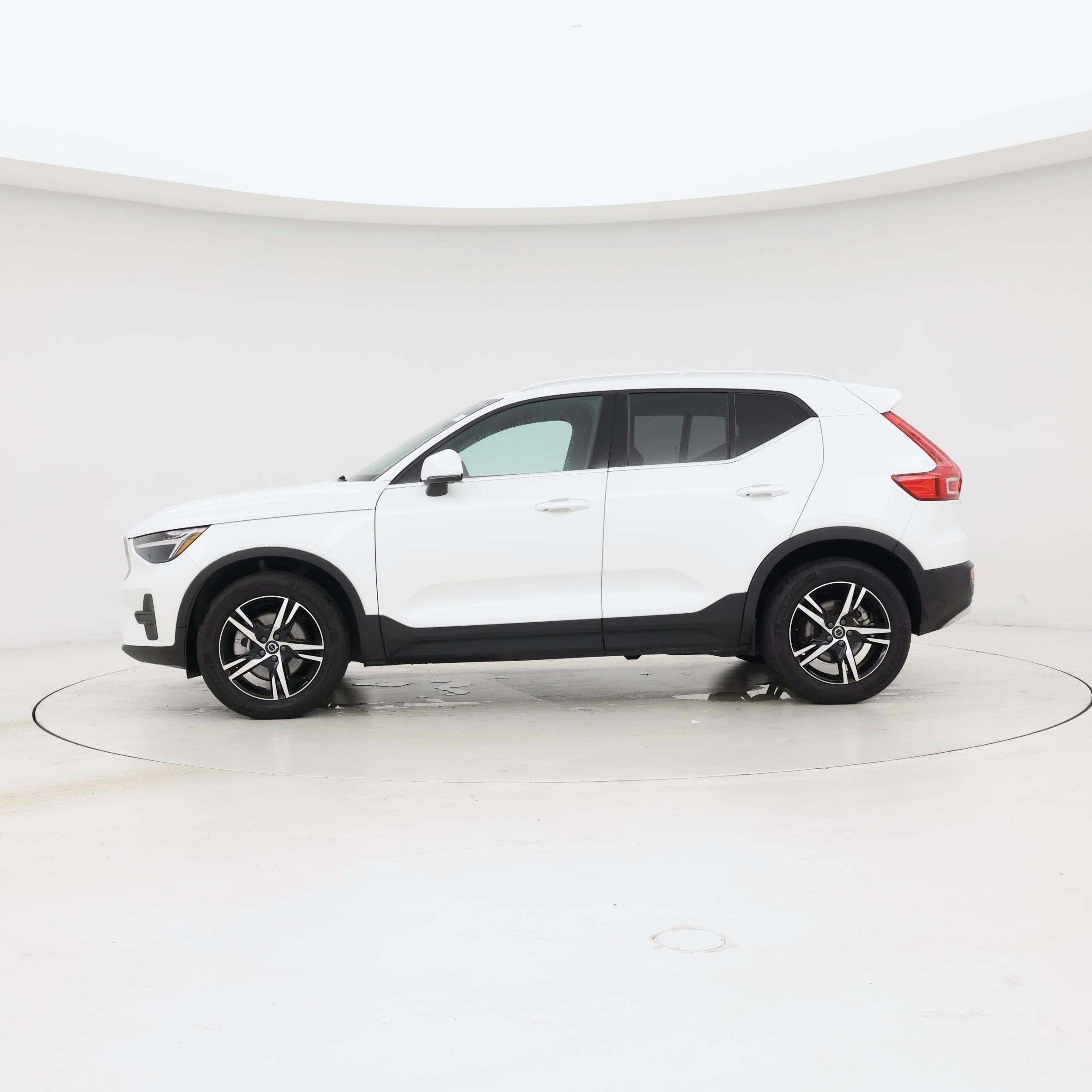 Thumbnail: 2025 Volvo XC40 - 3