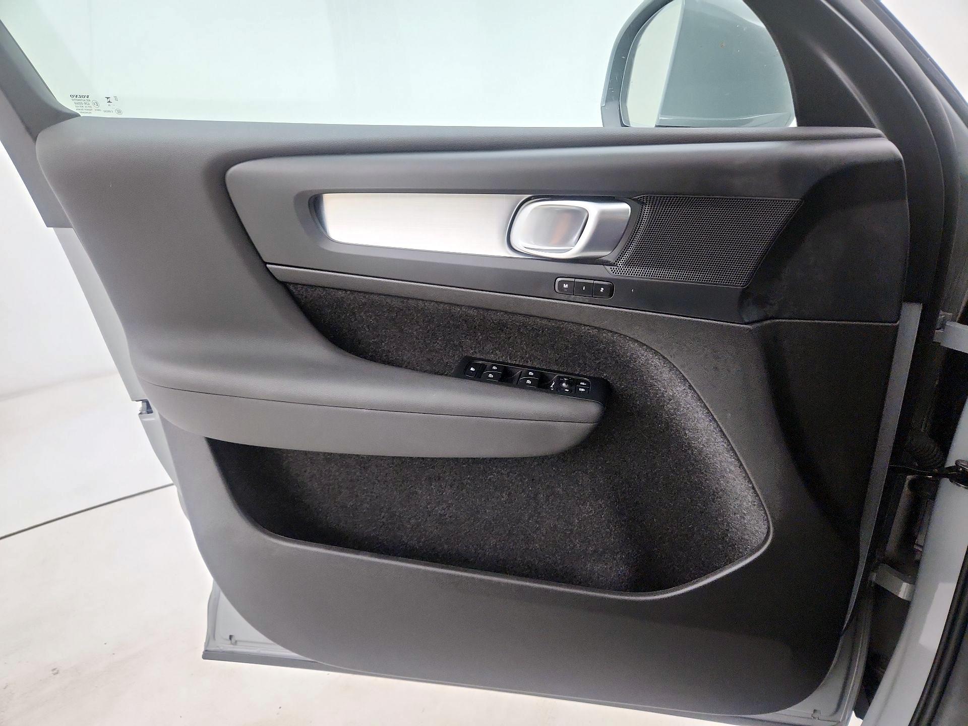 Thumbnail: 2025 Volvo XC40 - 12