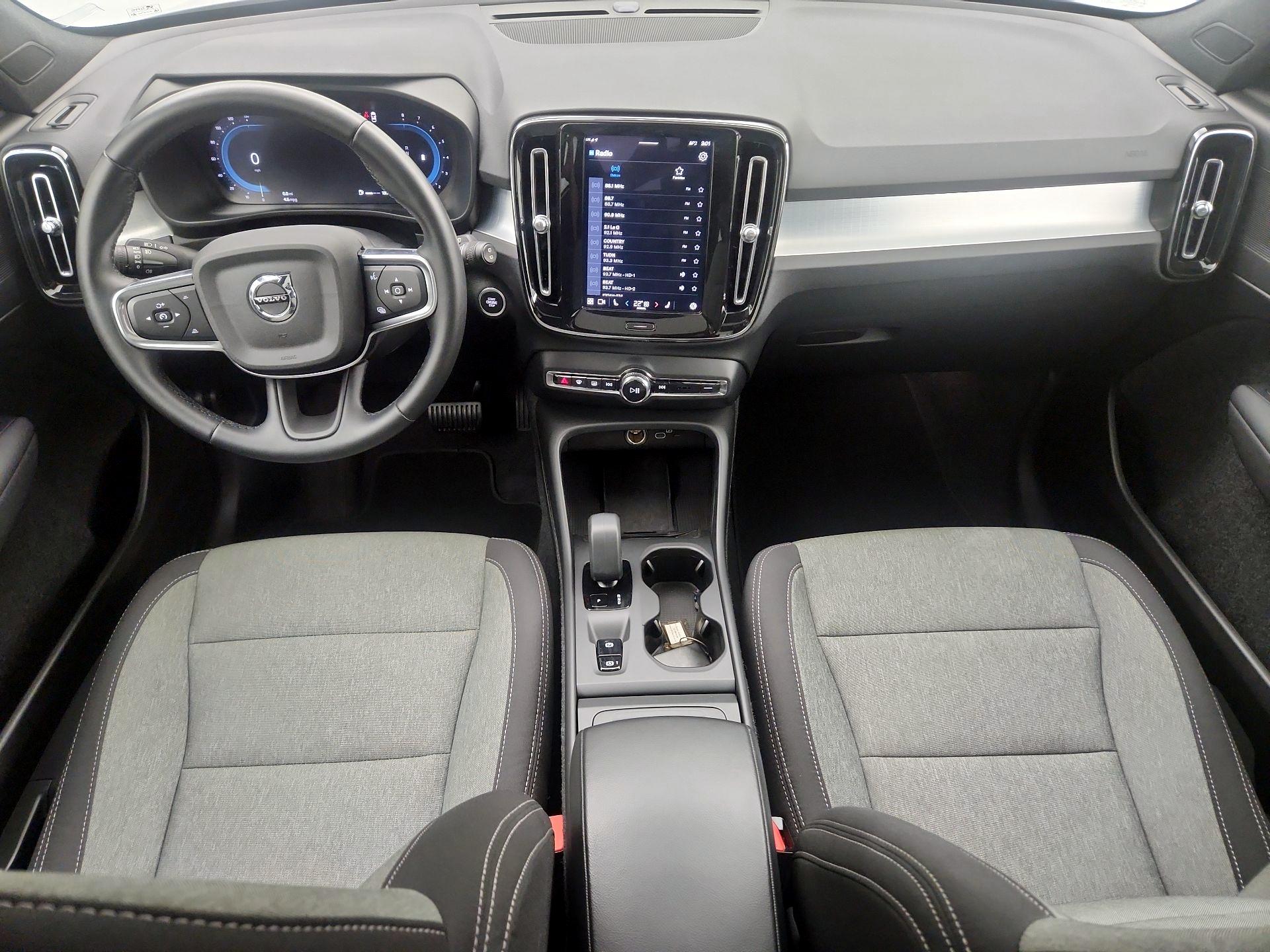 Thumbnail: 2025 Volvo XC40 - 9
