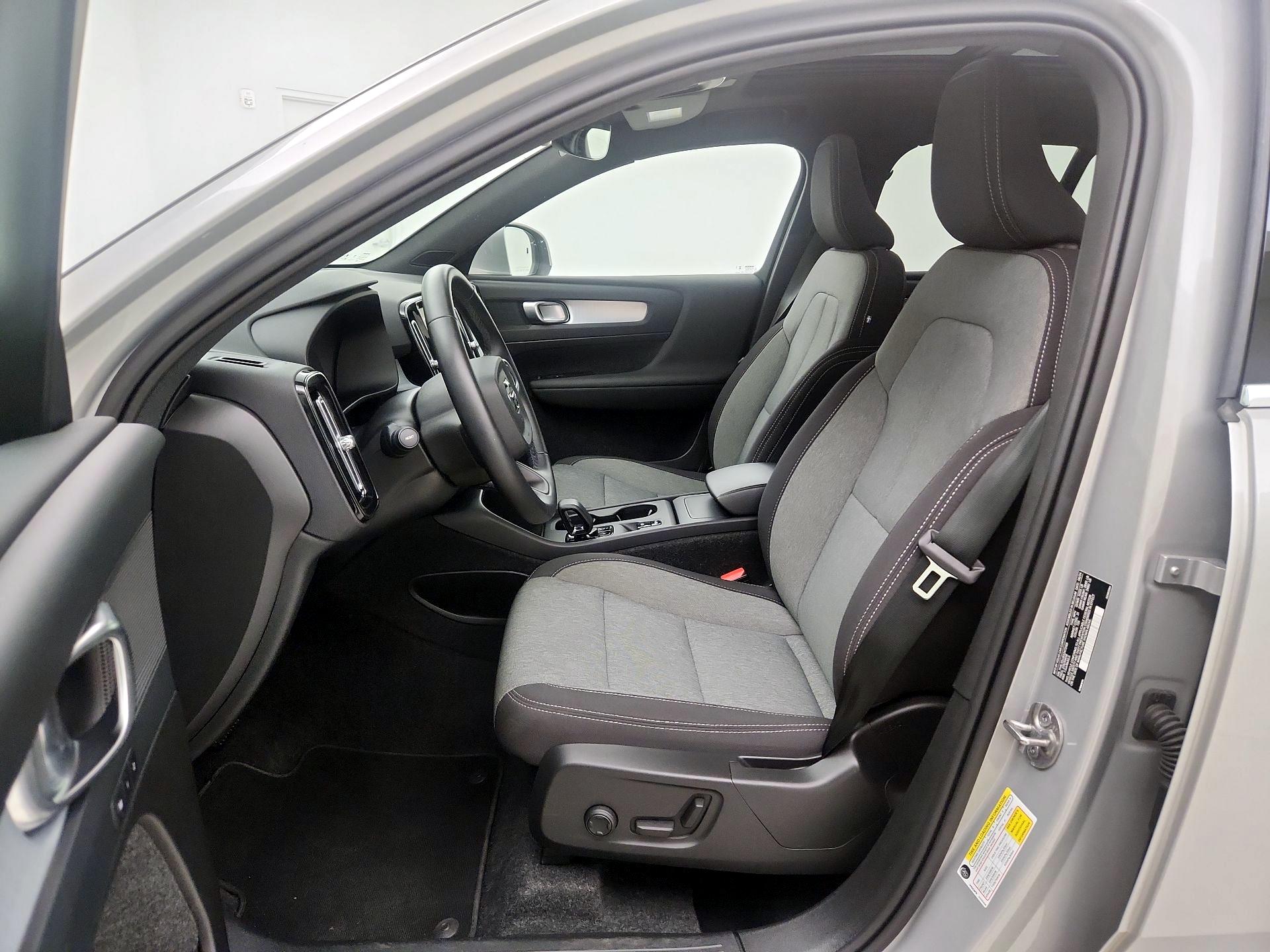 Thumbnail: 2025 Volvo XC40 - 11