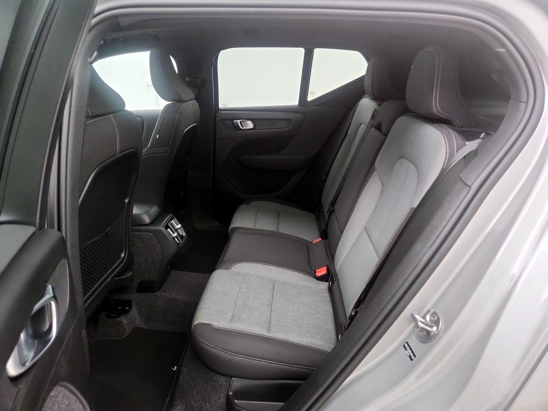 Thumbnail: 2025 Volvo XC40 - 17
