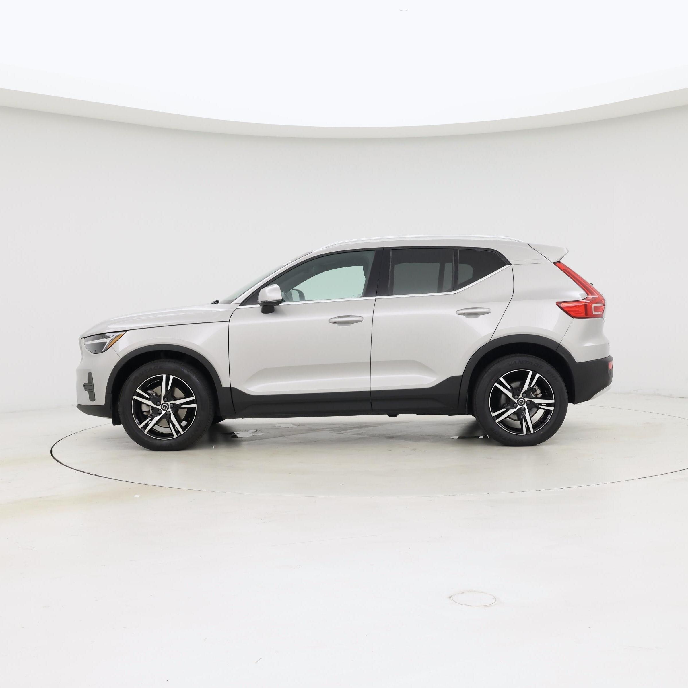 Thumbnail: 2025 Volvo XC40 - 3