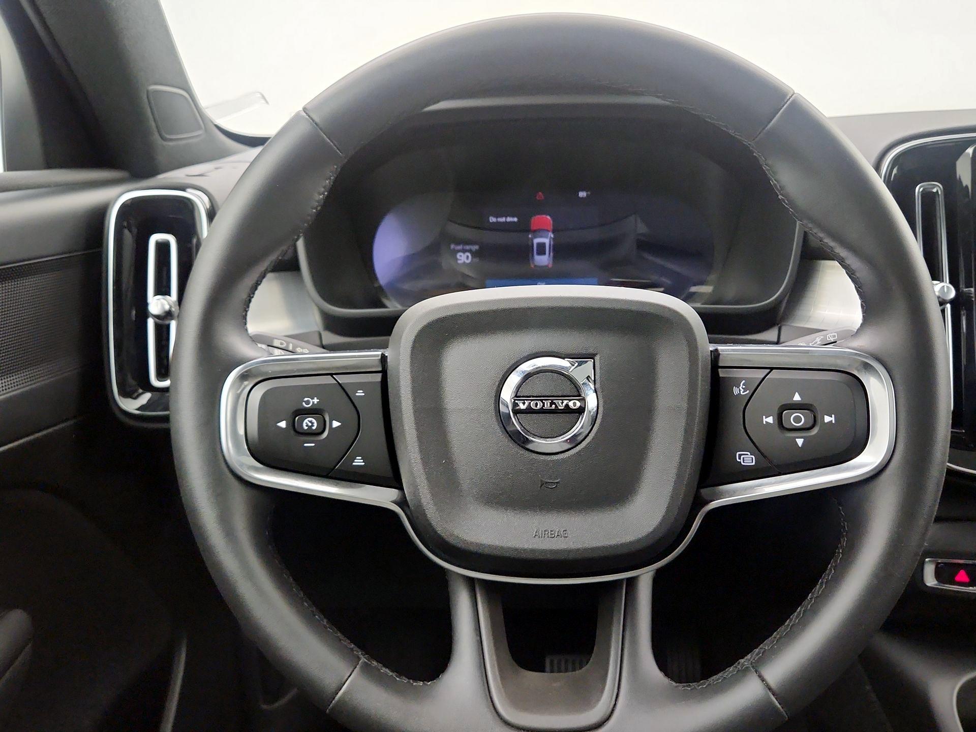 Thumbnail: 2025 Volvo XC40 - 10