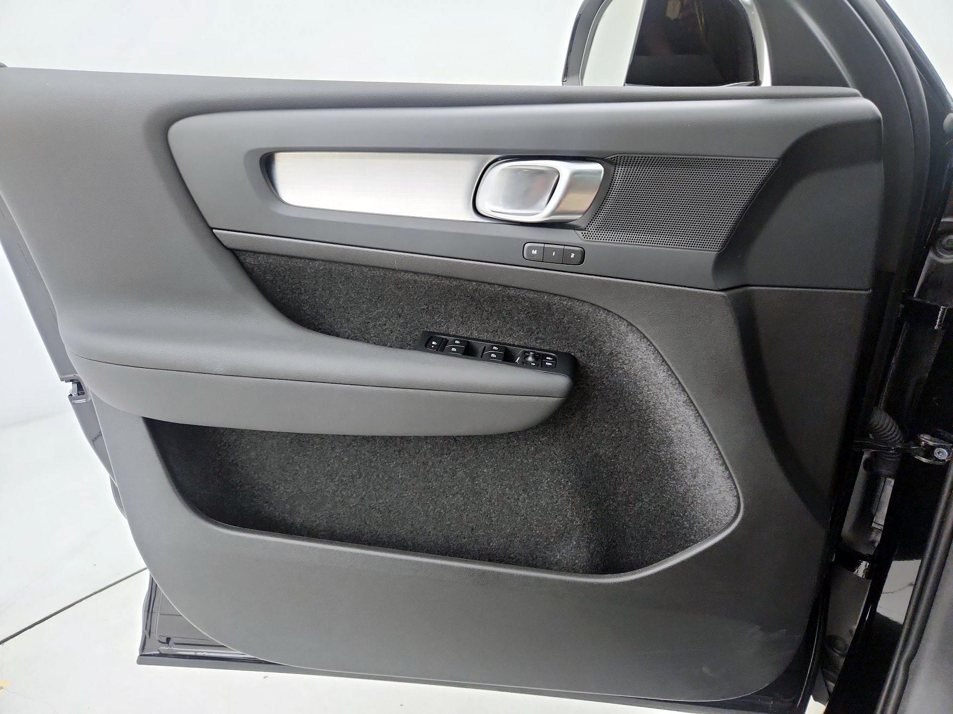 Thumbnail: 2025 Volvo XC40 - 12