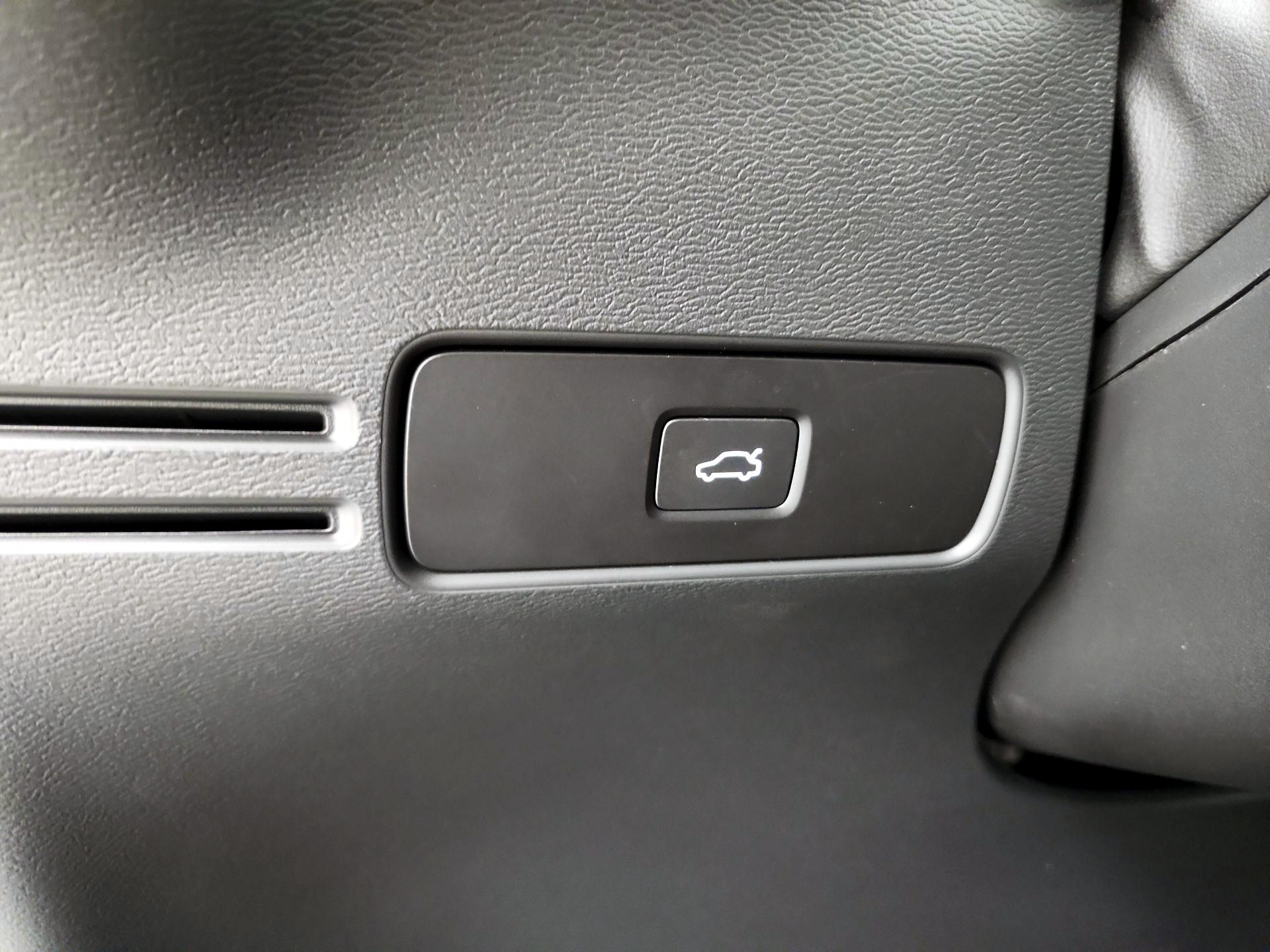 Thumbnail: 2025 Volvo XC40 - 13