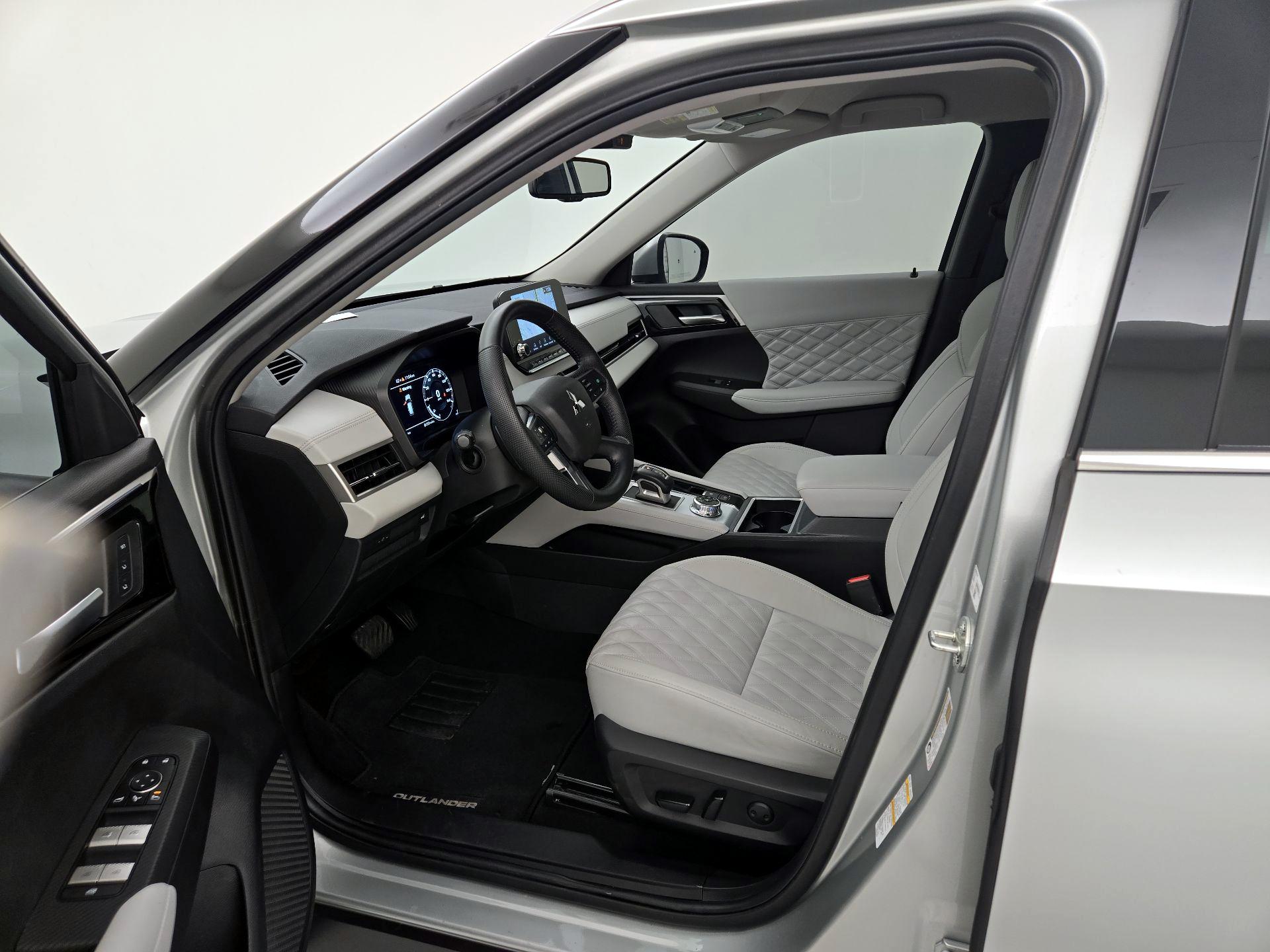 Thumbnail: 2023 Mitsubishi Outlander - 11