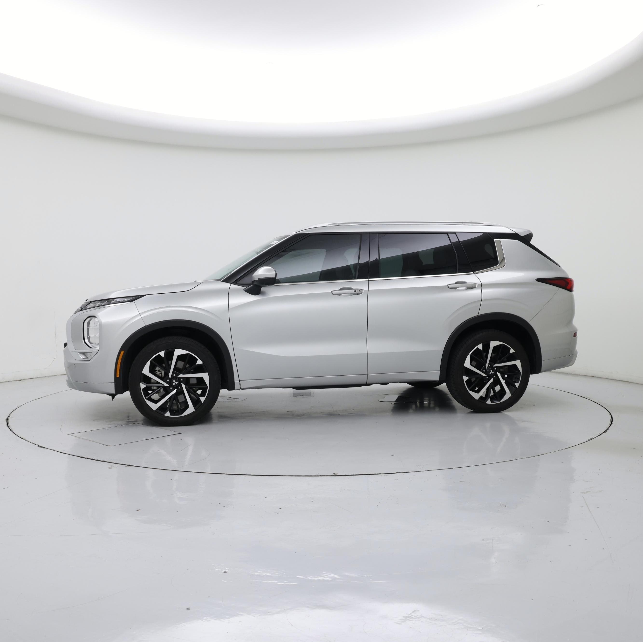 Thumbnail: 2023 Mitsubishi Outlander - 3