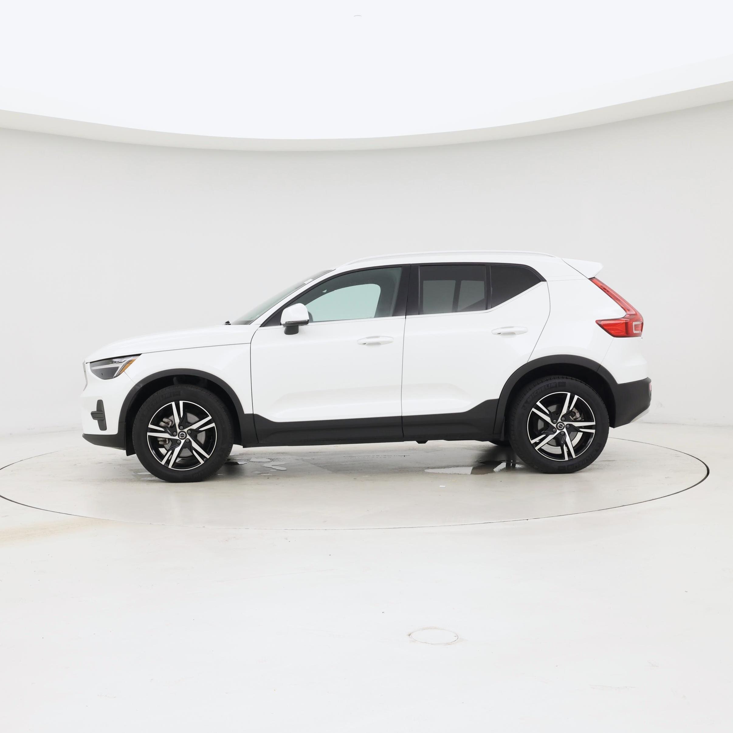 Thumbnail: 2025 Volvo XC40 - 3