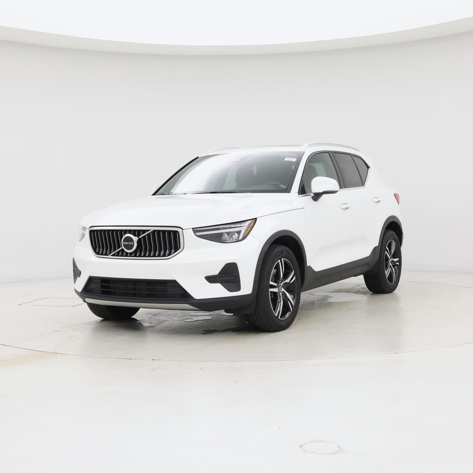 Thumbnail: 2025 Volvo XC40 - 4