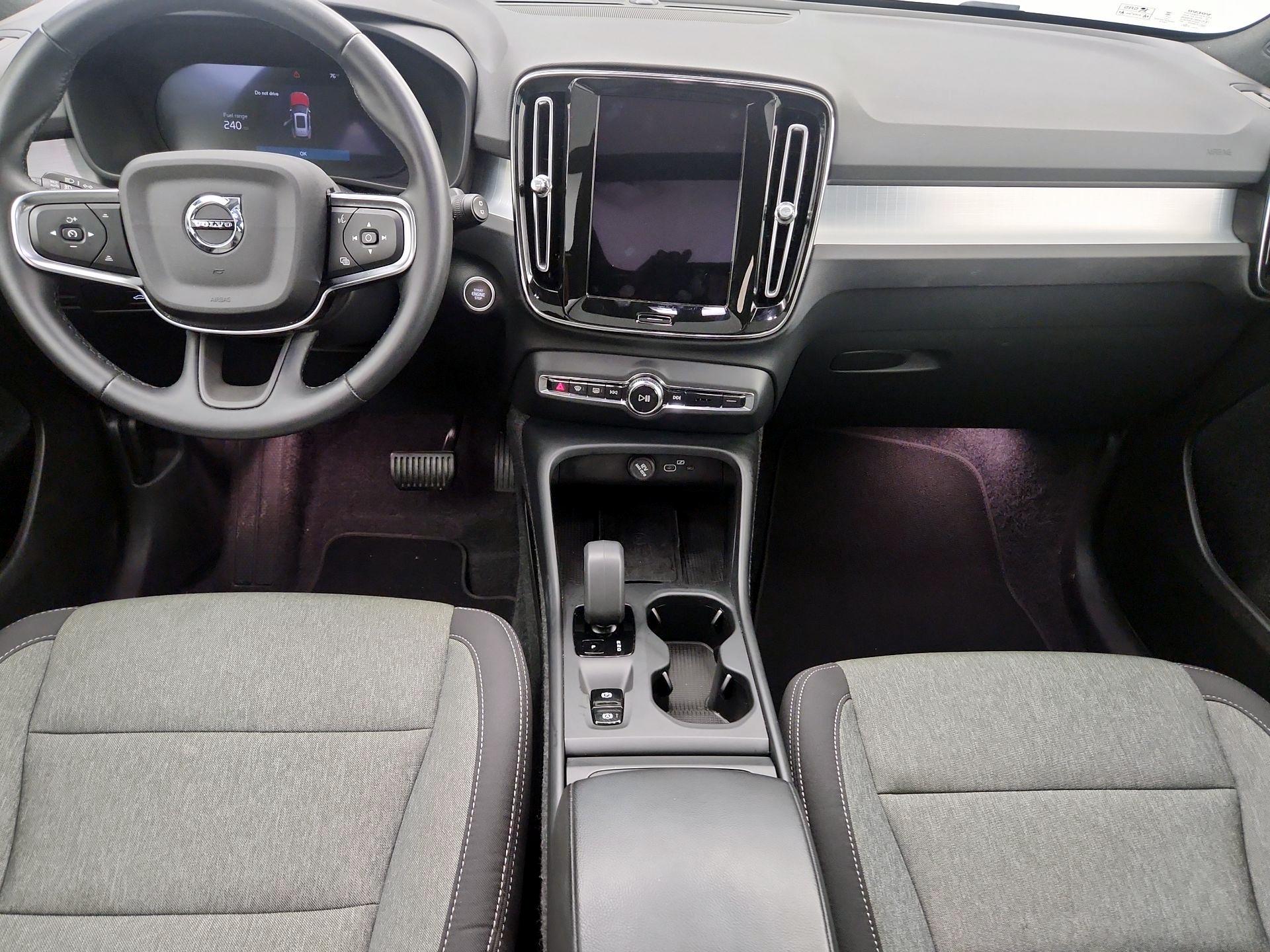 Thumbnail: 2025 Volvo XC40 - 9