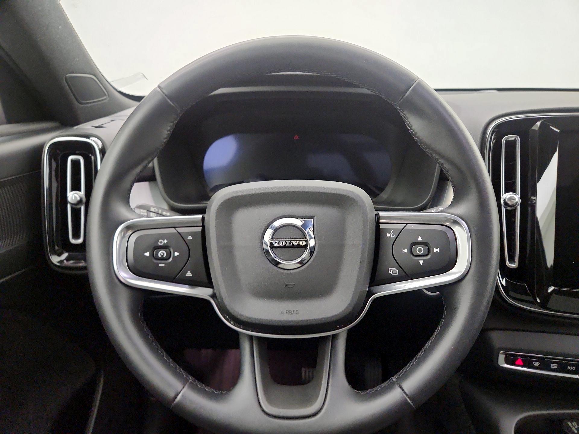 Thumbnail: 2025 Volvo XC40 - 10