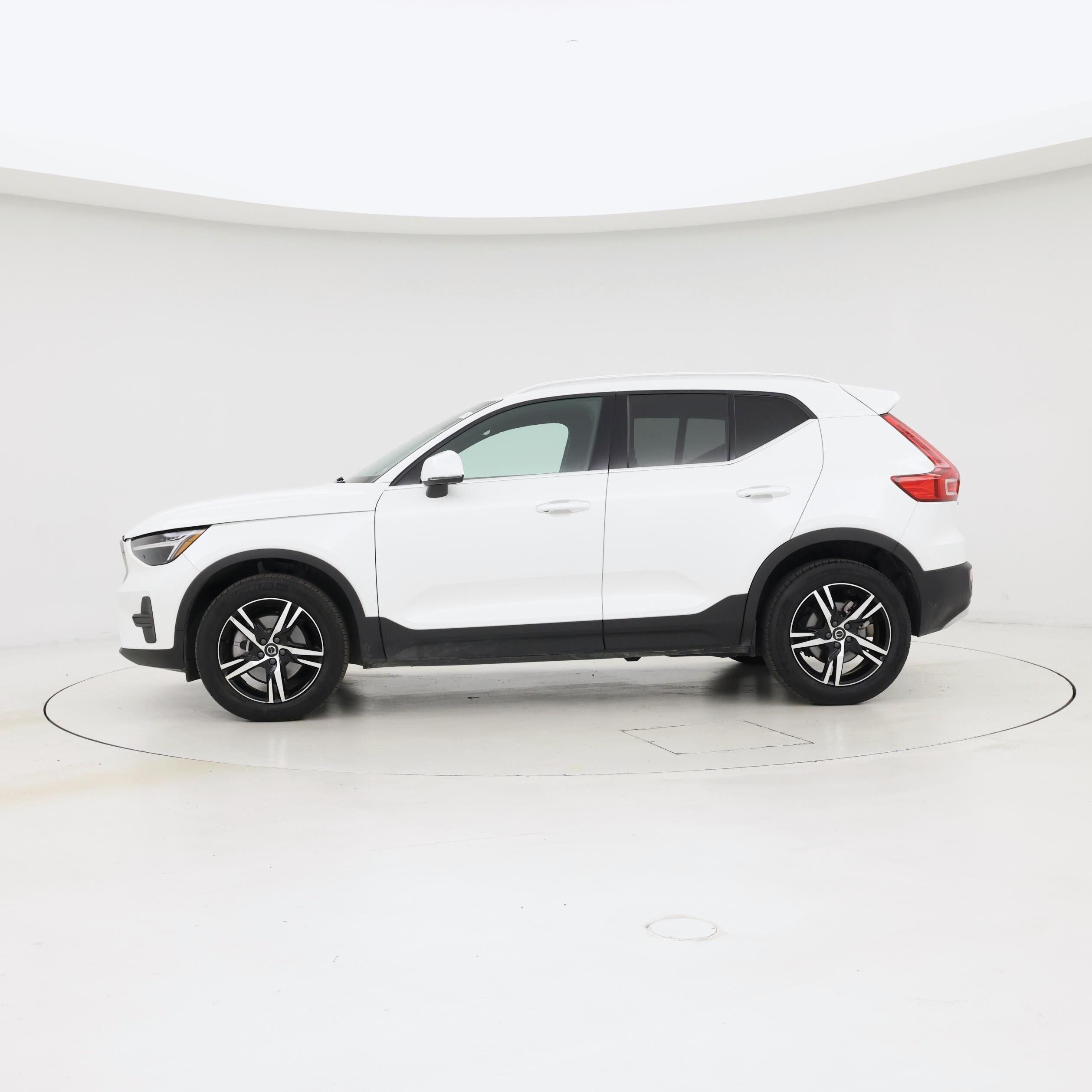 Thumbnail: 2025 Volvo XC40 - 3