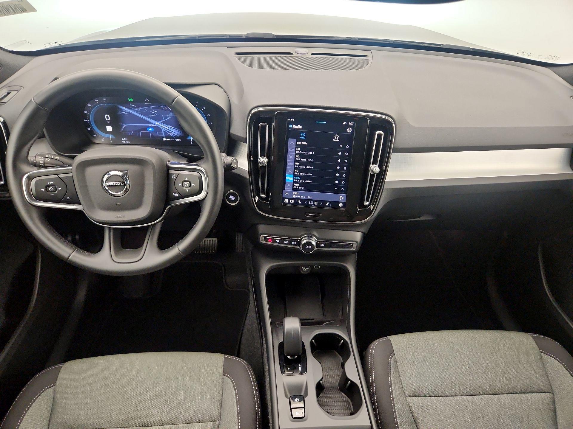 Thumbnail: 2025 Volvo XC40 - 9
