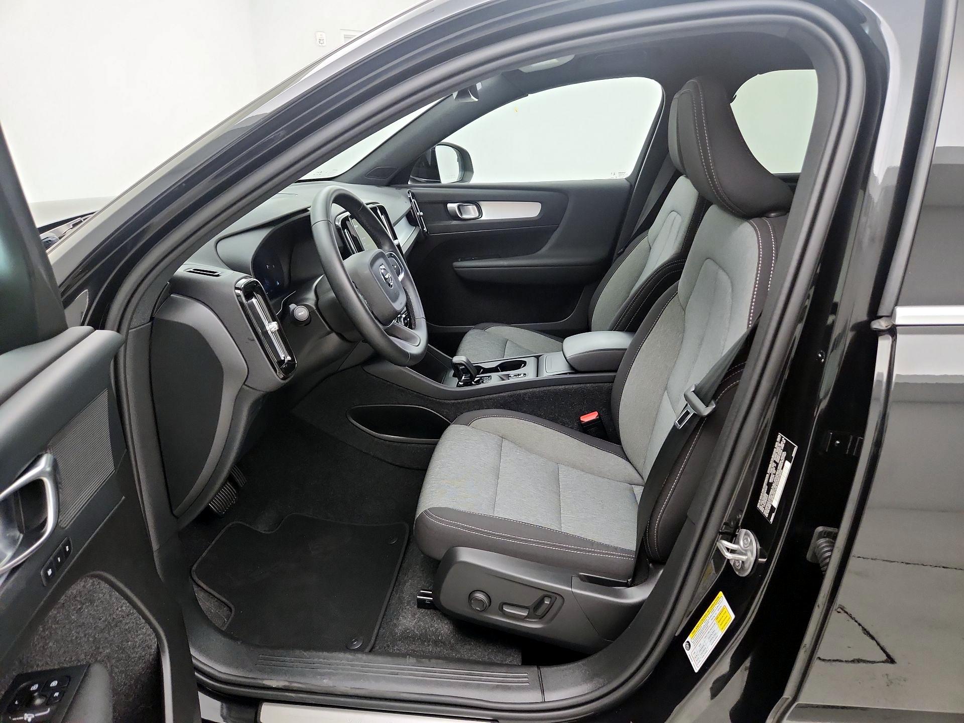 Thumbnail: 2025 Volvo XC40 - 11