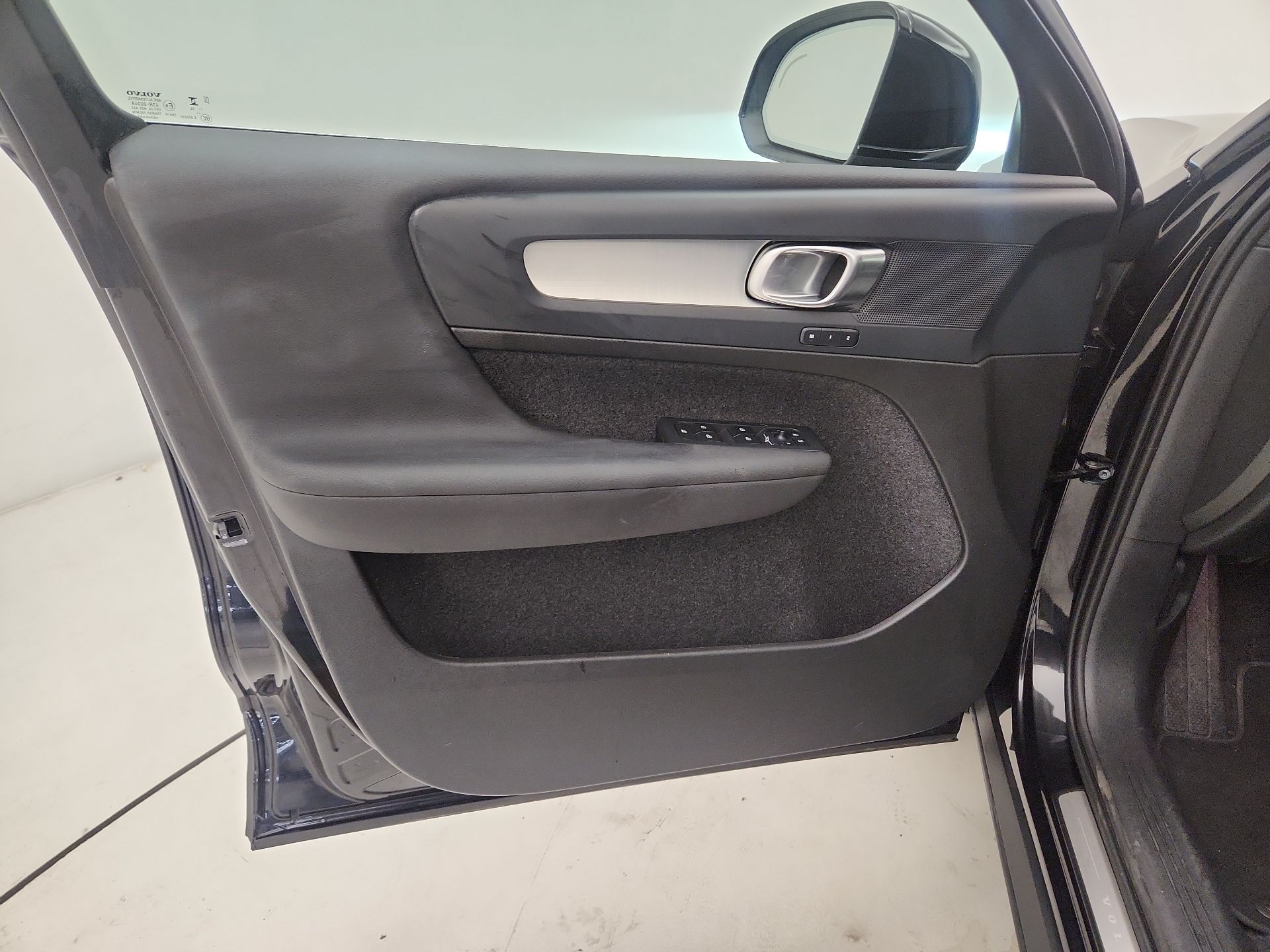 Thumbnail: 2025 Volvo XC40 - 12