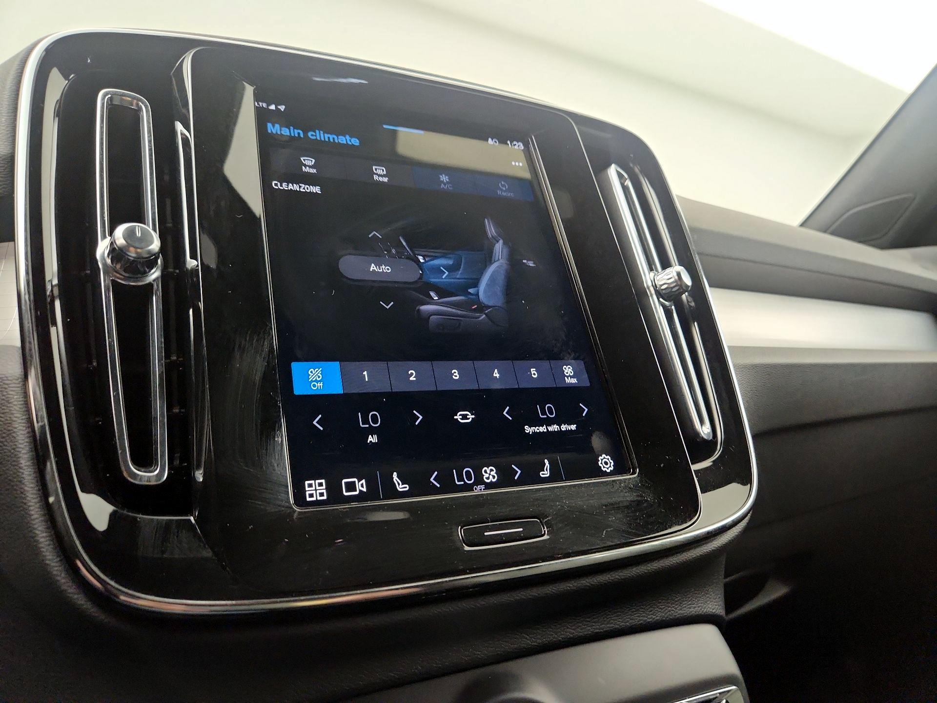 Thumbnail: 2025 Volvo XC40 - 14