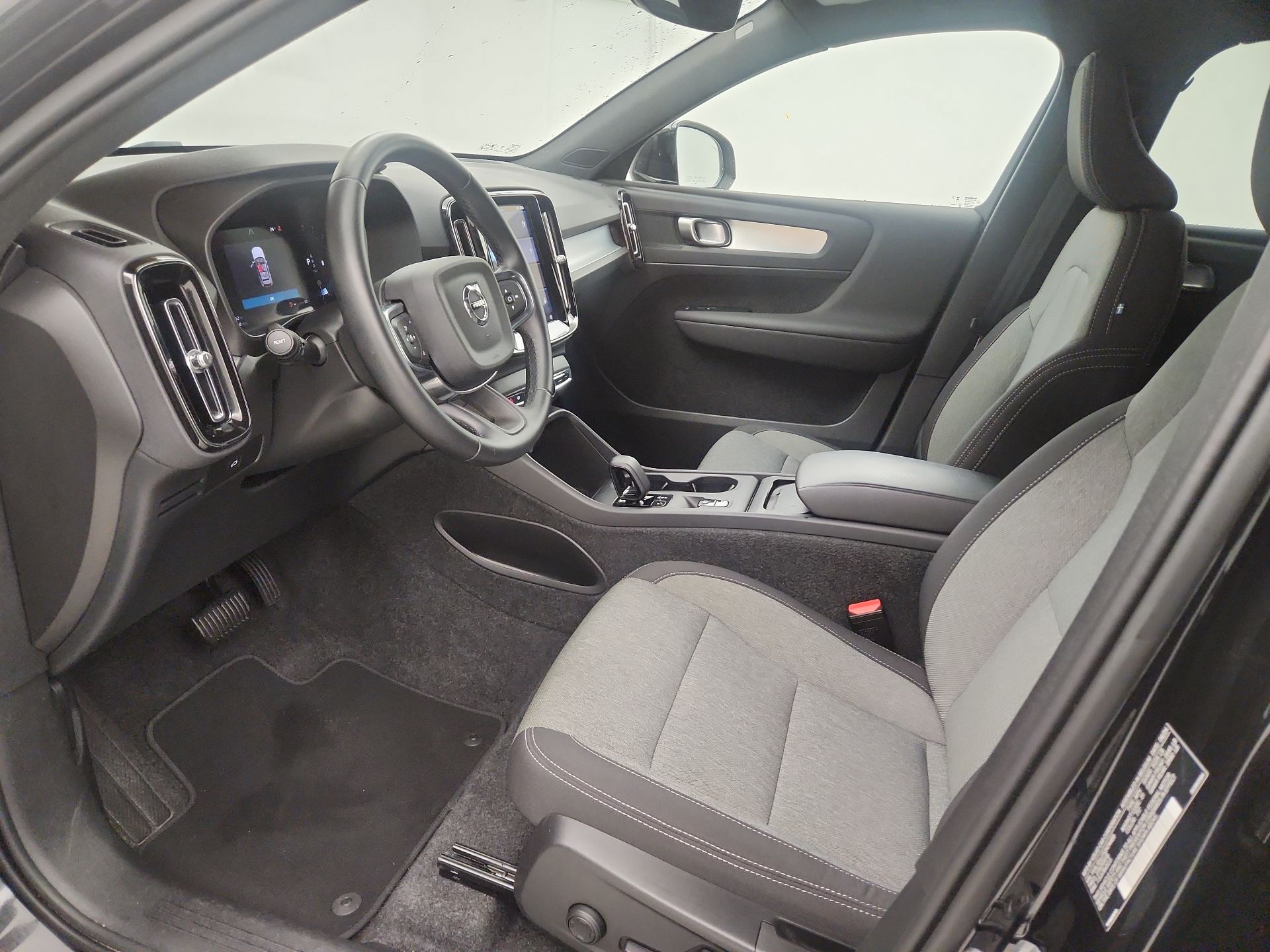 Thumbnail: 2025 Volvo XC40 - 11