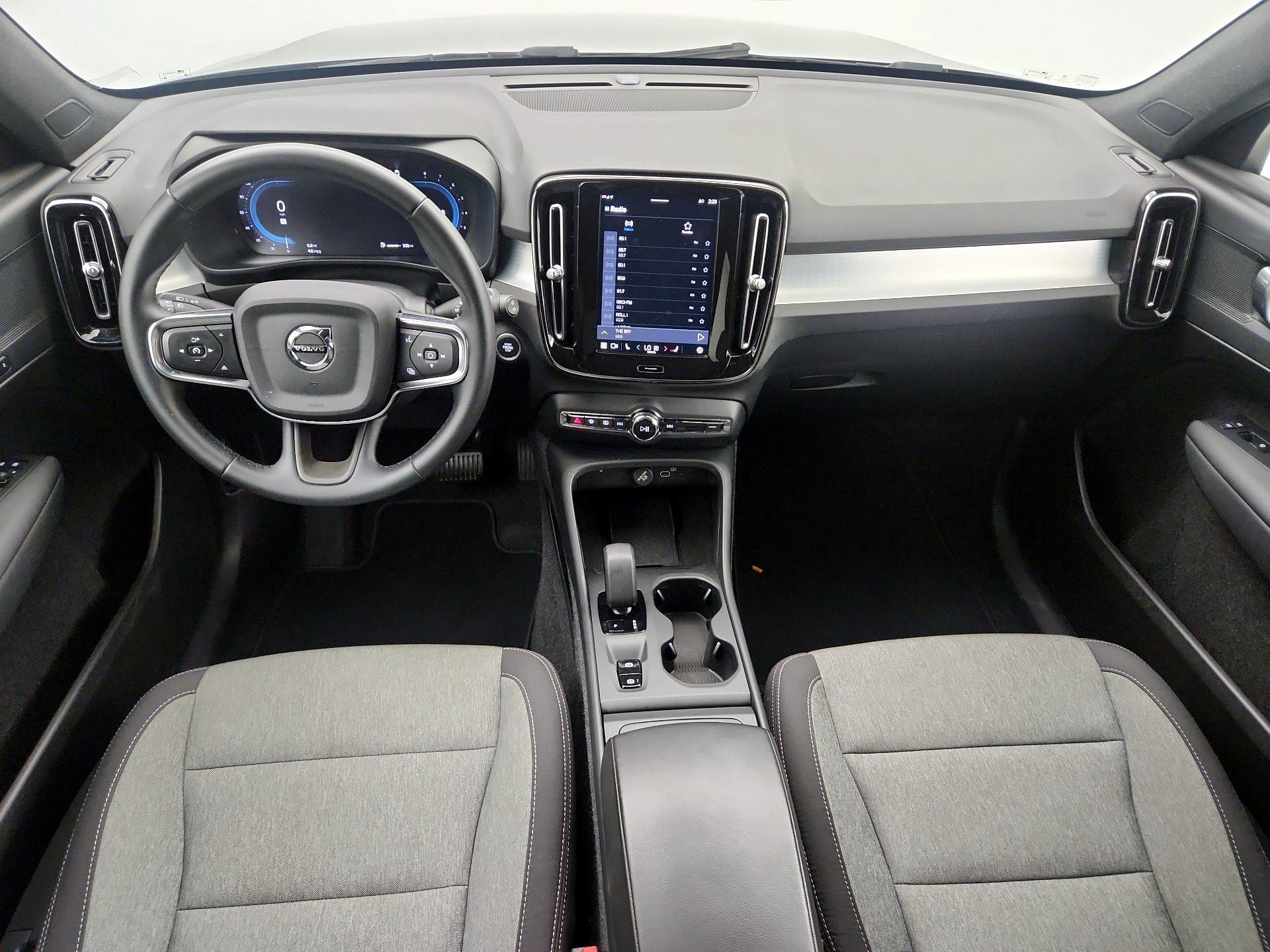 Thumbnail: 2025 Volvo XC40 - 9