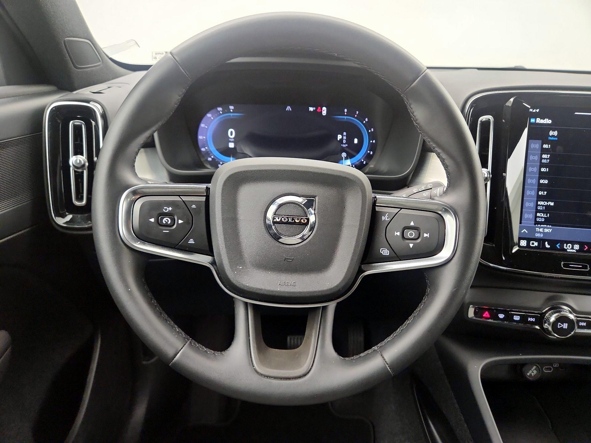 Thumbnail: 2025 Volvo XC40 - 10