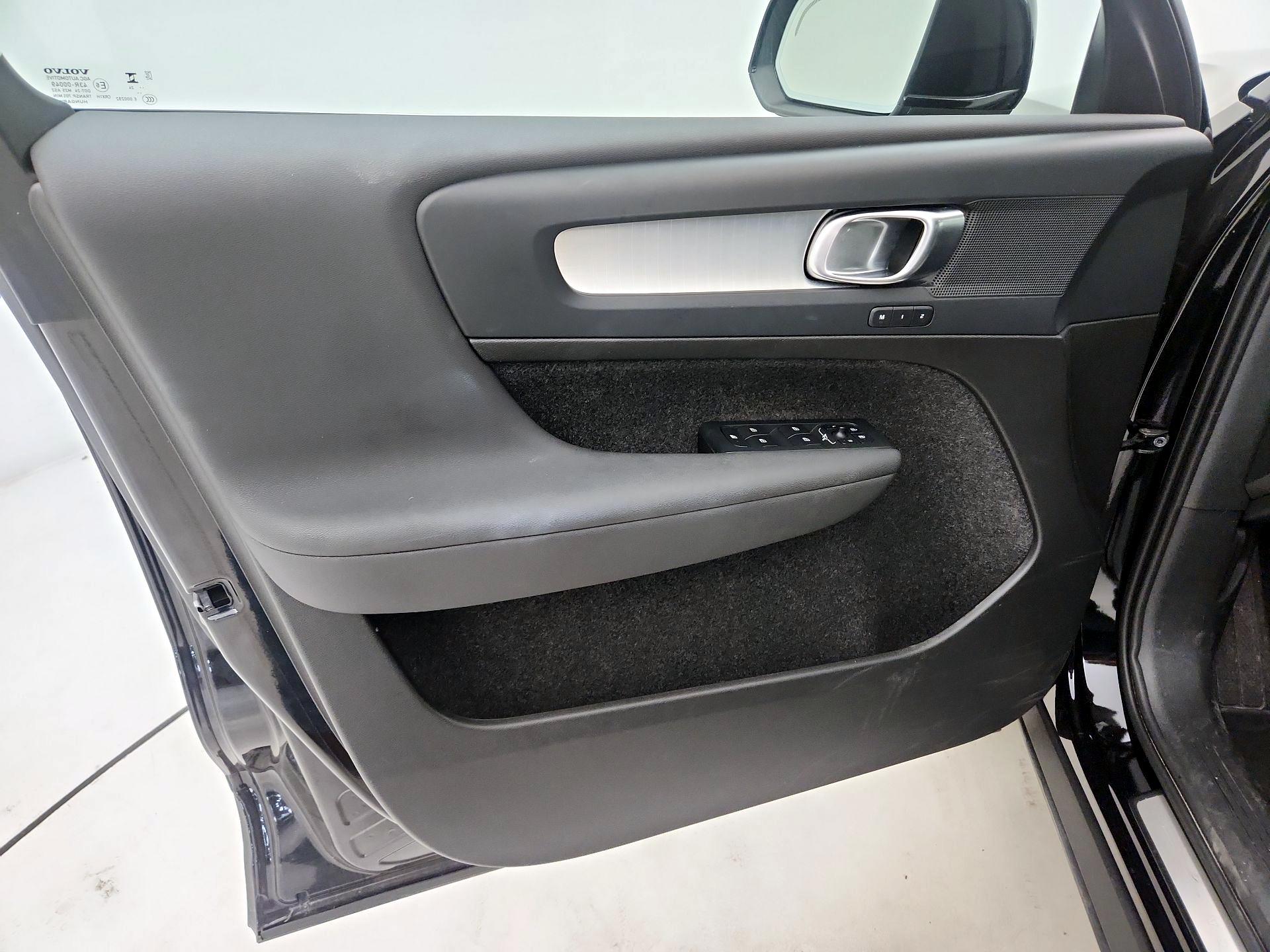 Thumbnail: 2025 Volvo XC40 - 12