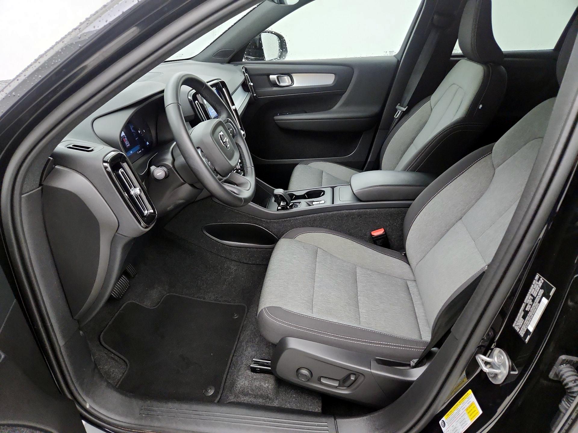 Thumbnail: 2025 Volvo XC40 - 11