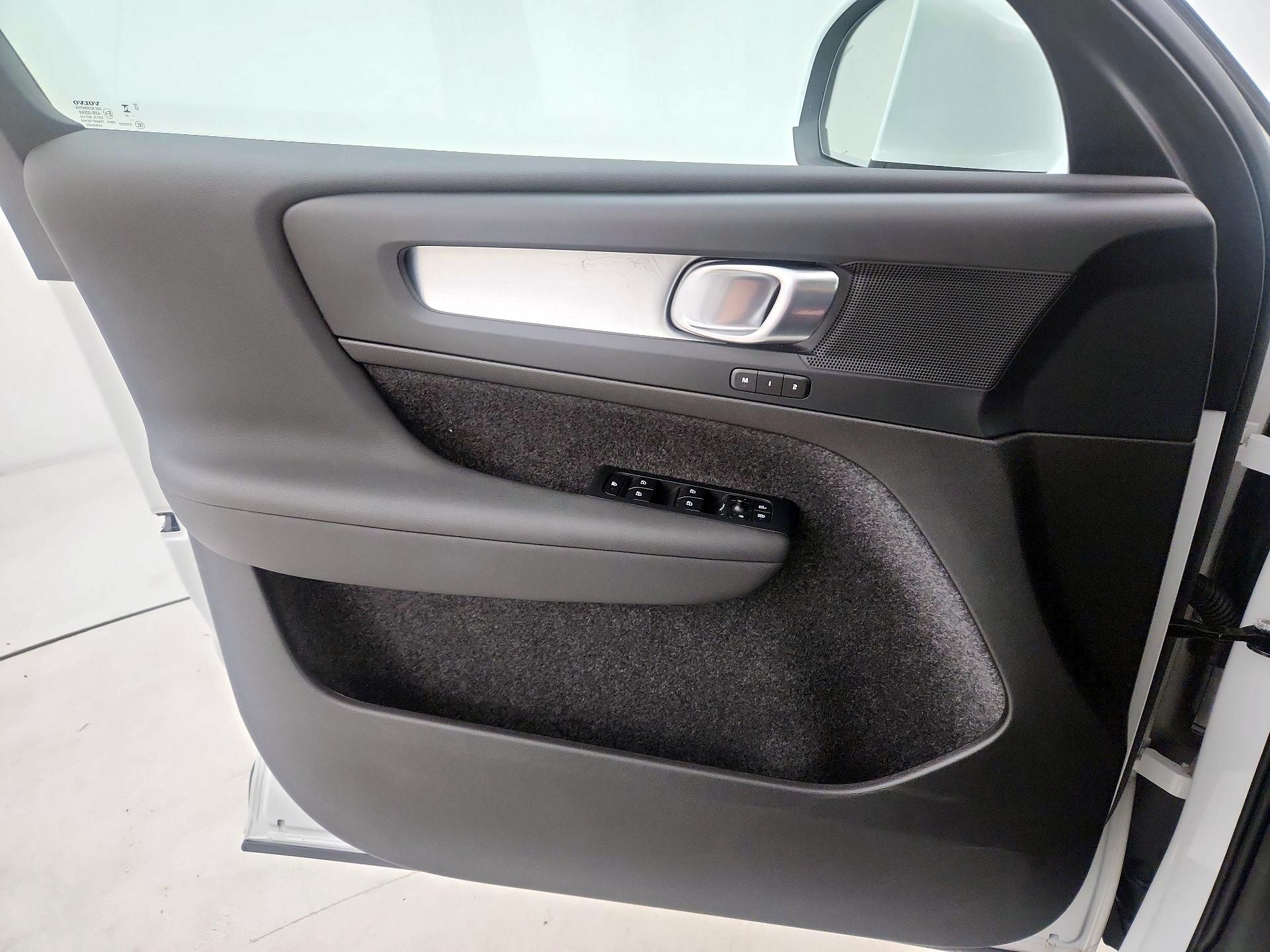 Thumbnail: 2025 Volvo XC40 - 12