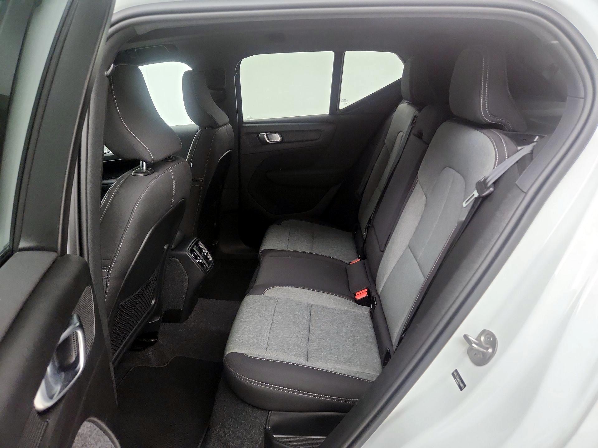 Thumbnail: 2025 Volvo XC40 - 17