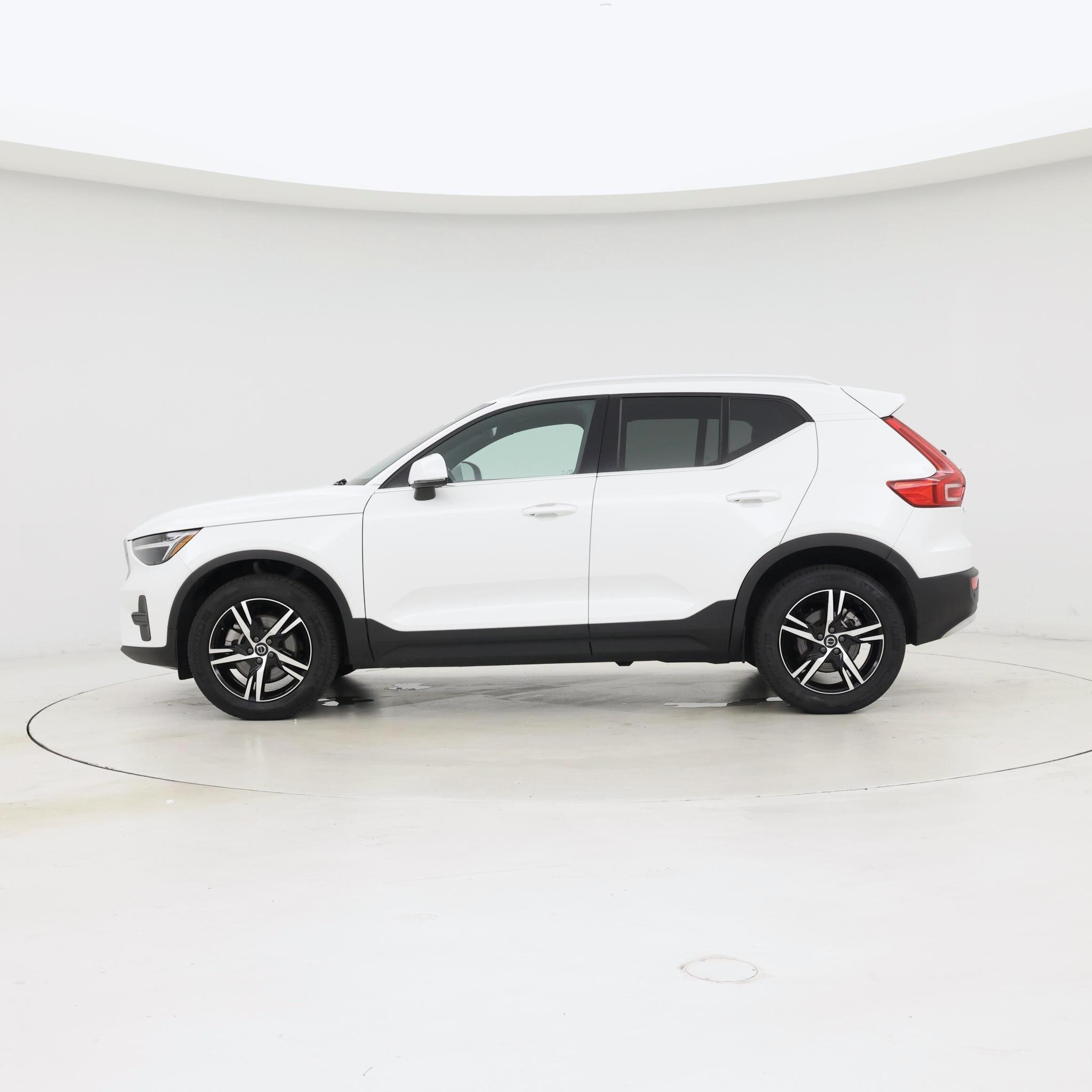 Thumbnail: 2025 Volvo XC40 - 3