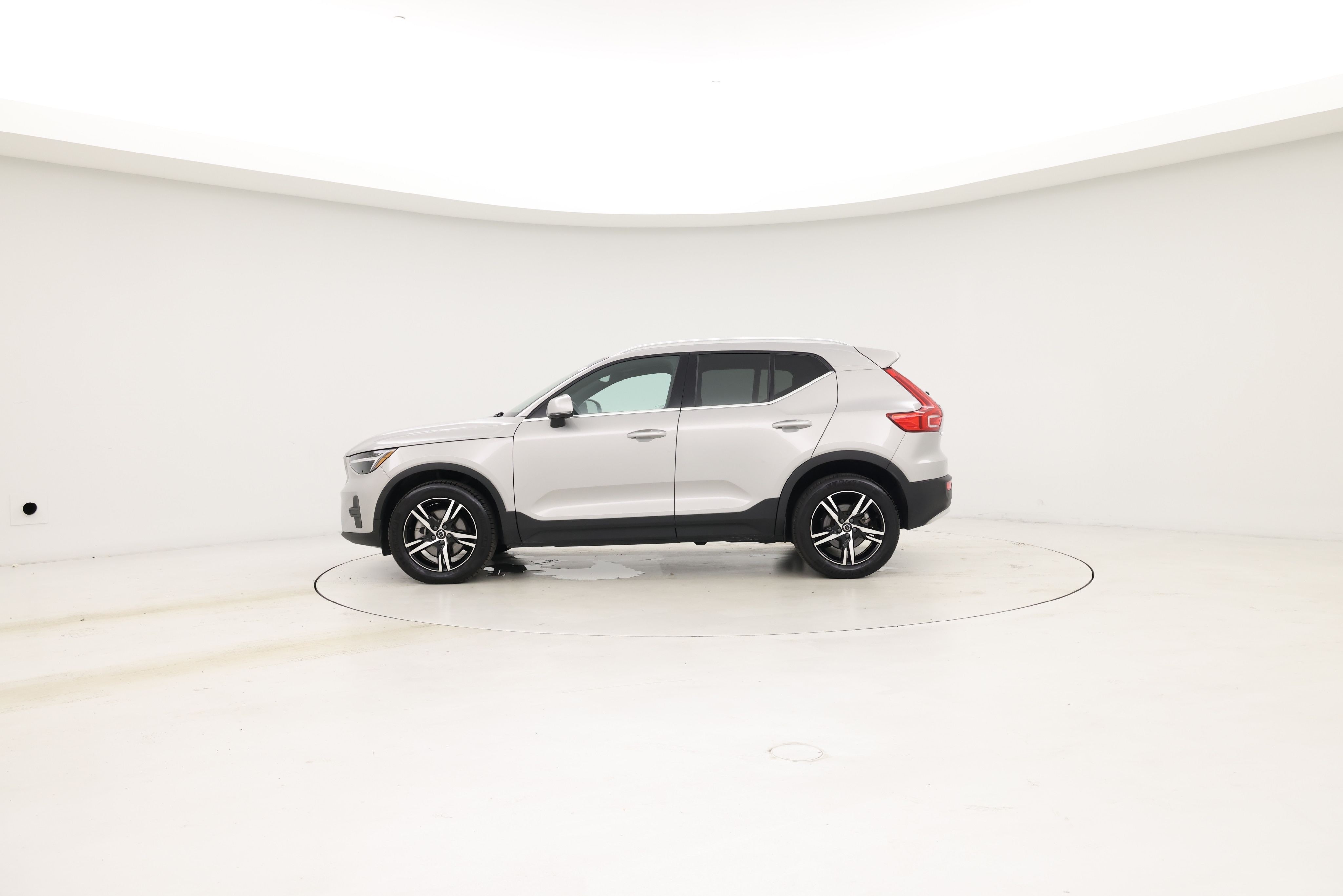 Thumbnail: 2025 Volvo XC40 - 3