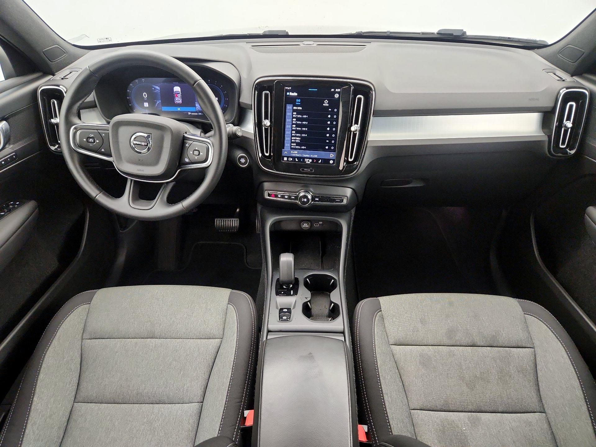 Thumbnail: 2025 Volvo XC40 - 9