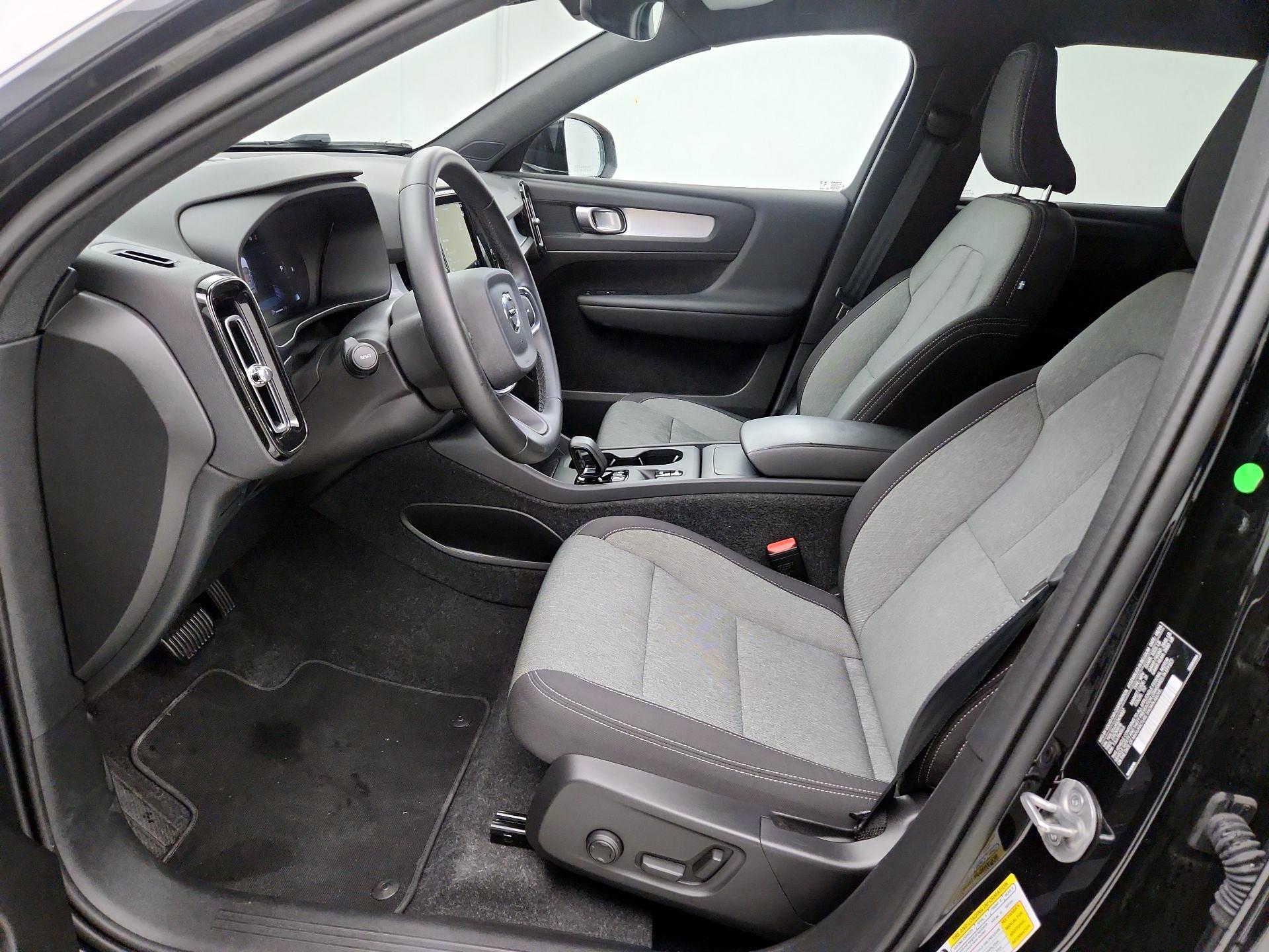 Thumbnail: 2025 Volvo XC40 - 11