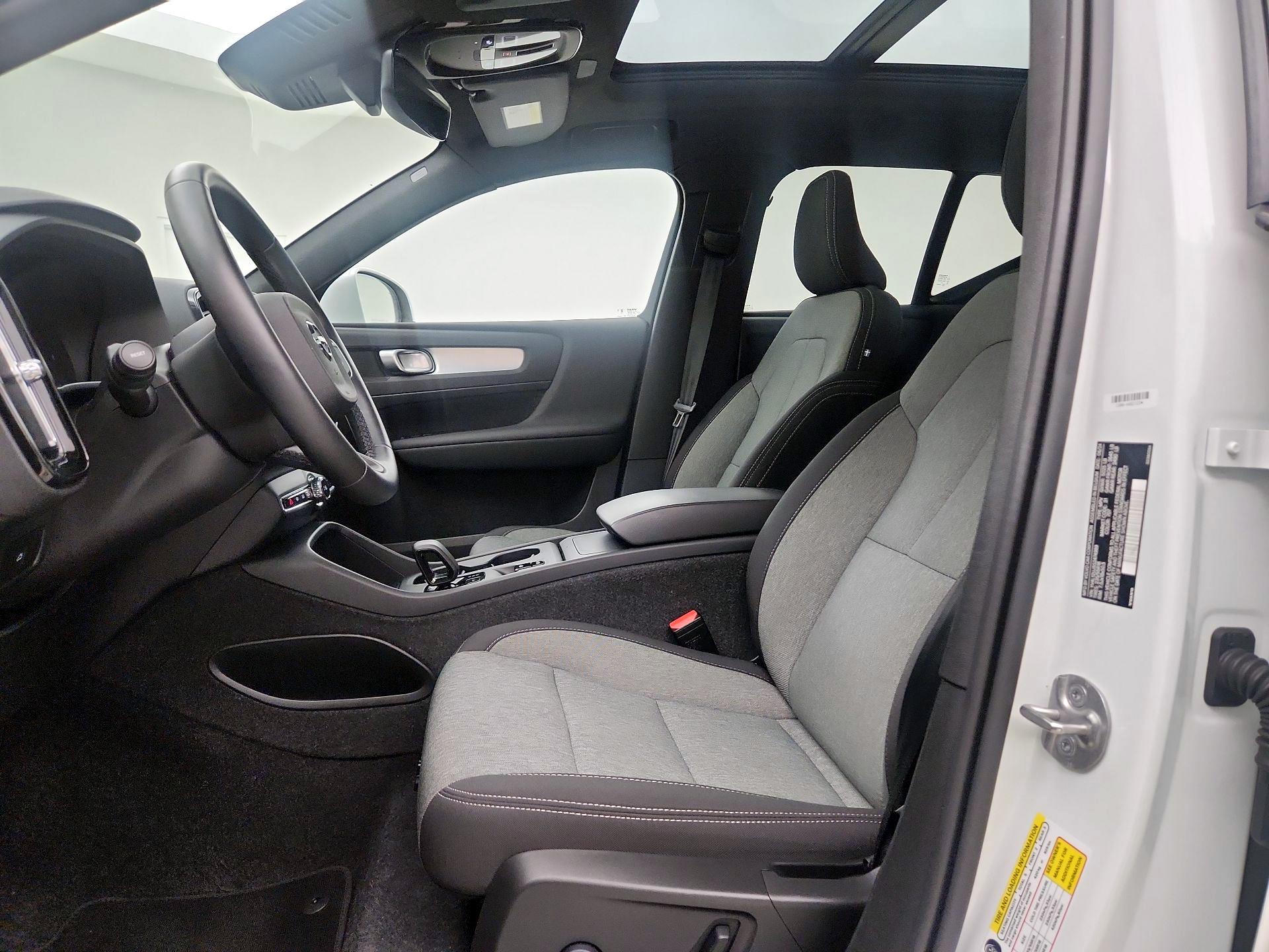 Thumbnail: 2025 Volvo XC40 - 11
