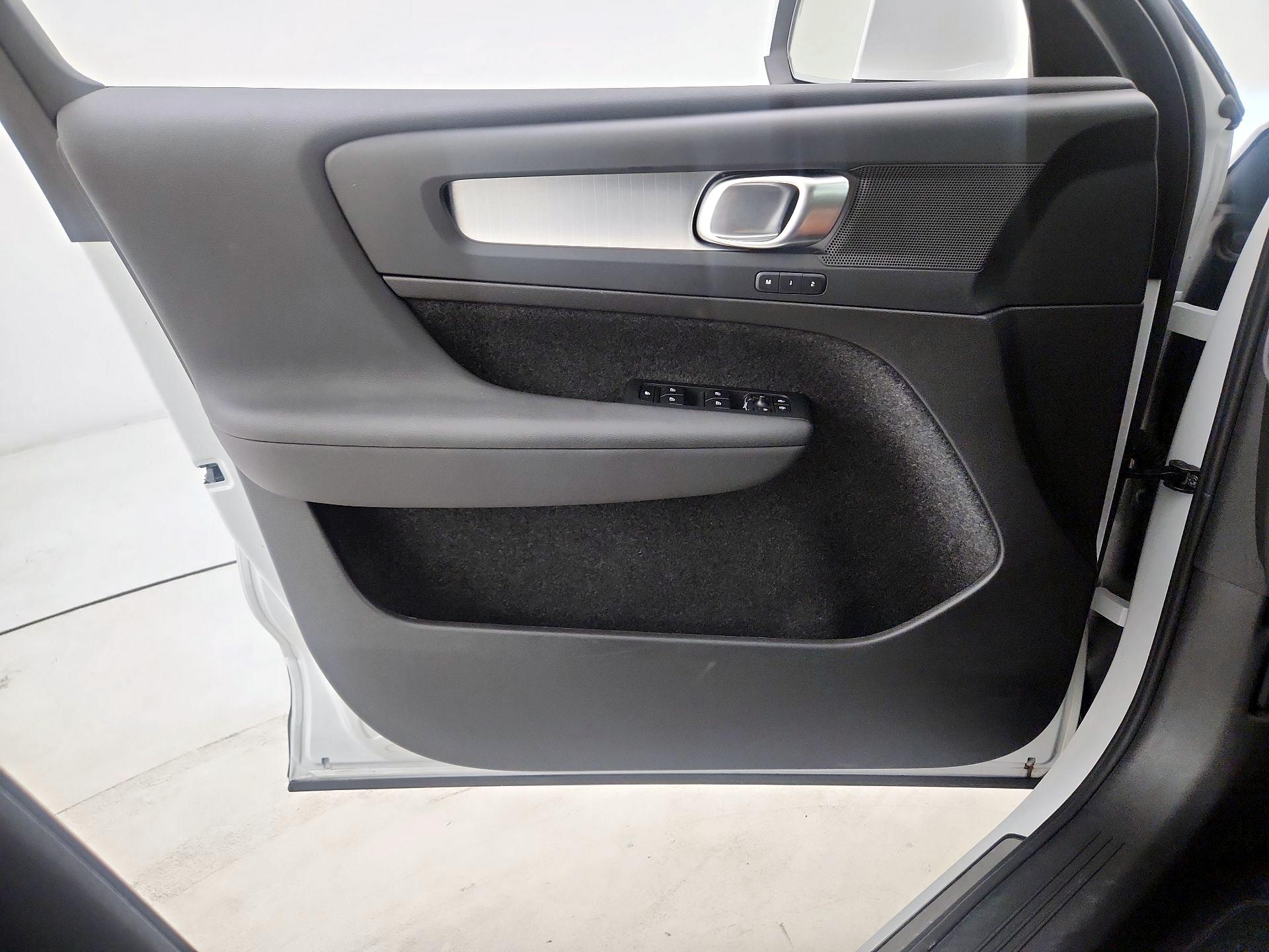 Thumbnail: 2025 Volvo XC40 - 12