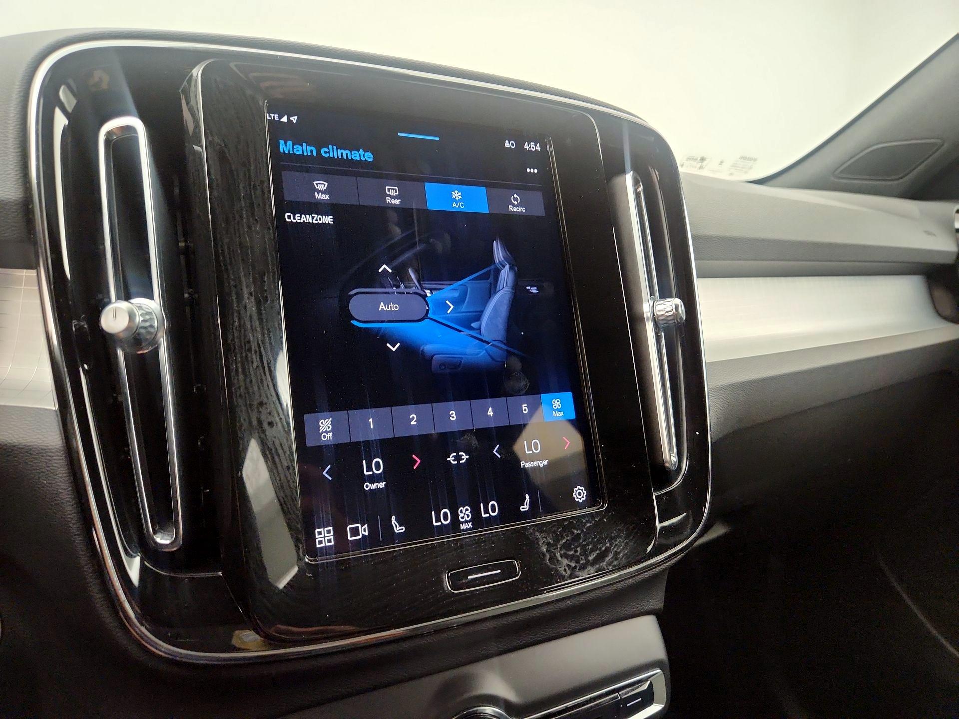 Thumbnail: 2025 Volvo XC40 - 17