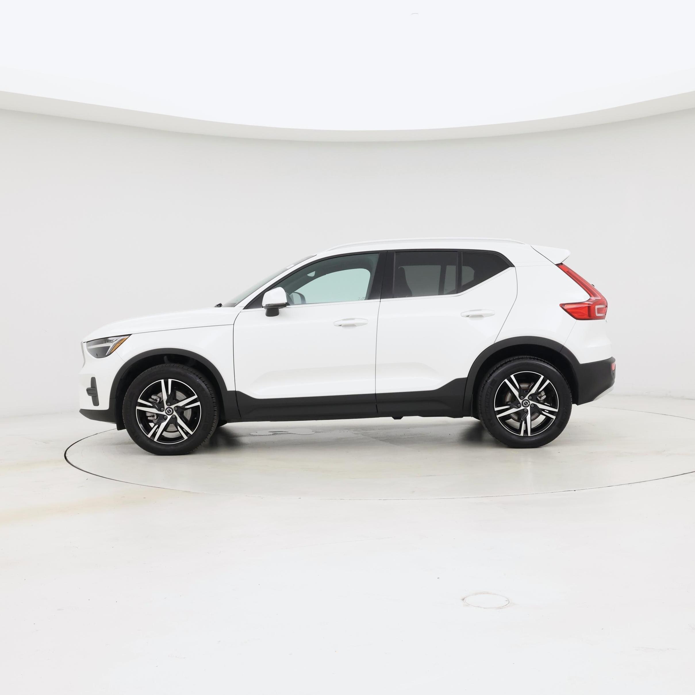 Thumbnail: 2025 Volvo XC40 - 3