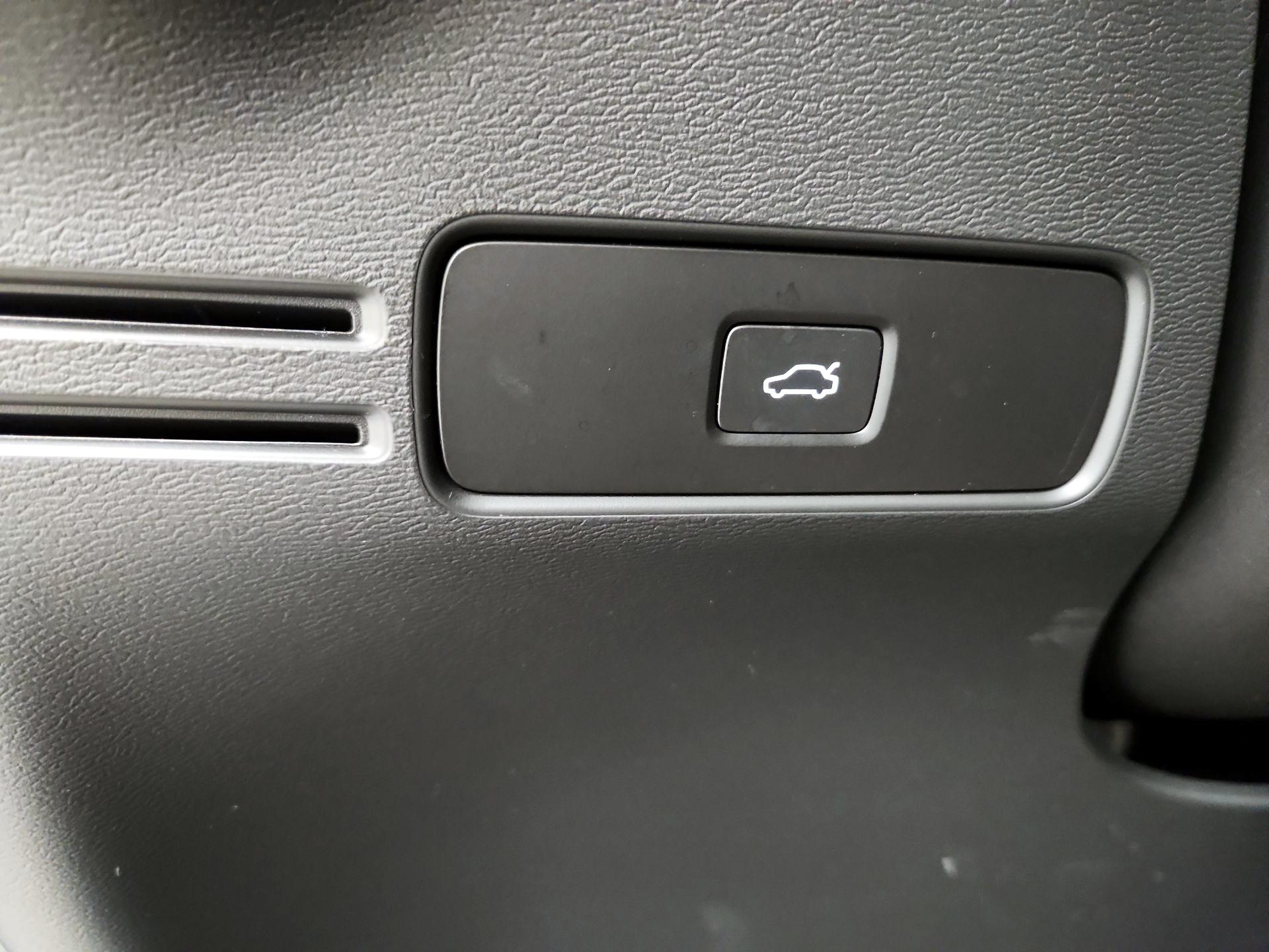 Thumbnail: 2025 Volvo XC40 - 13