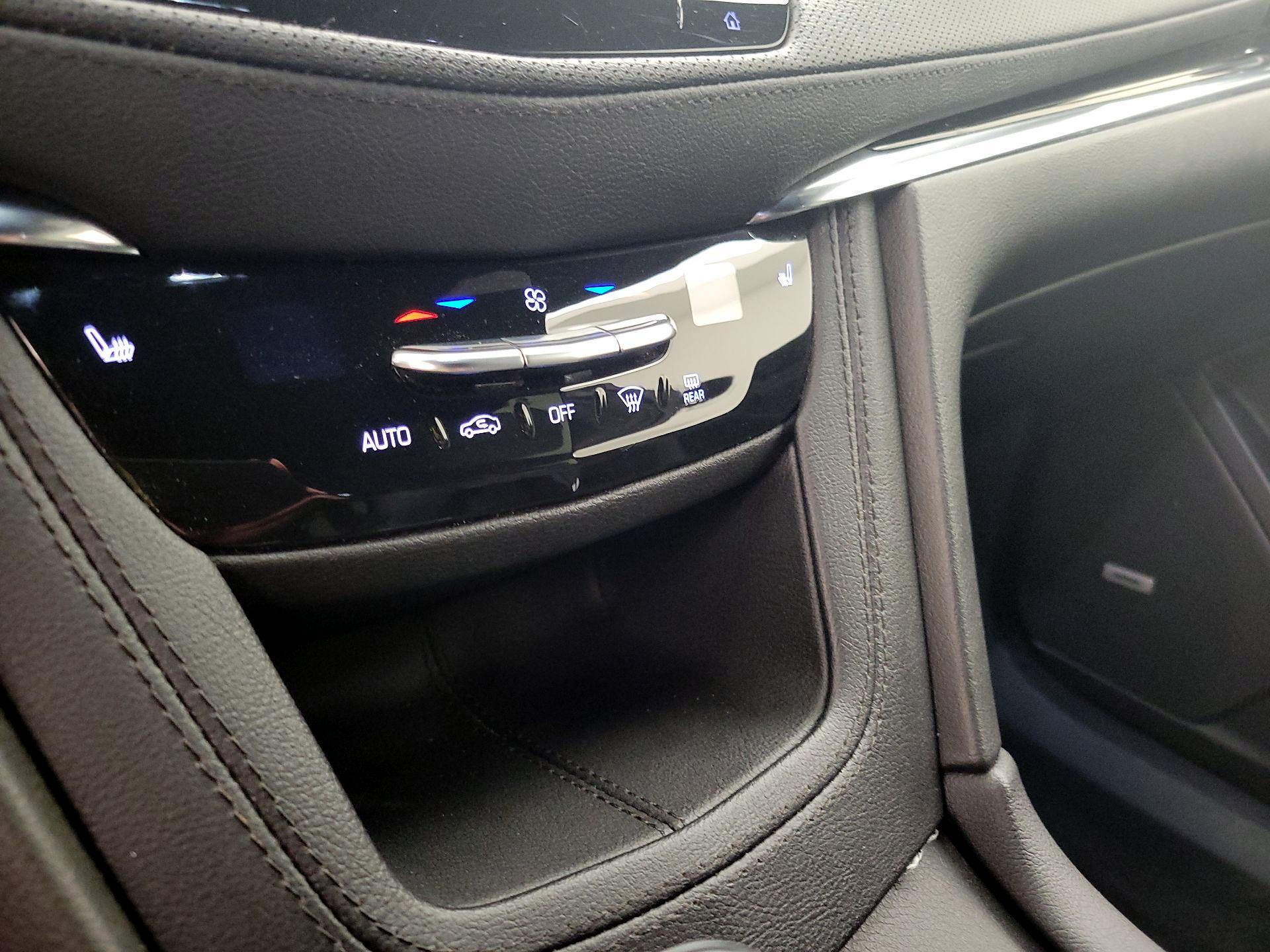 Thumbnail: 2022 Cadillac XT6 - 16