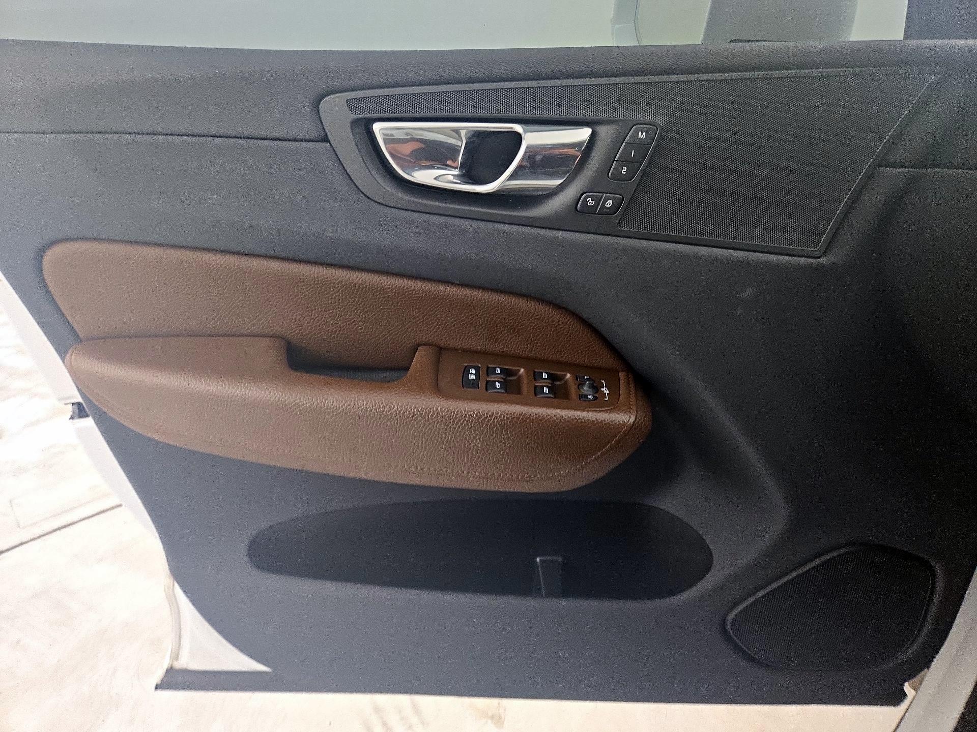 Thumbnail: 2019 Volvo XC60 - 12