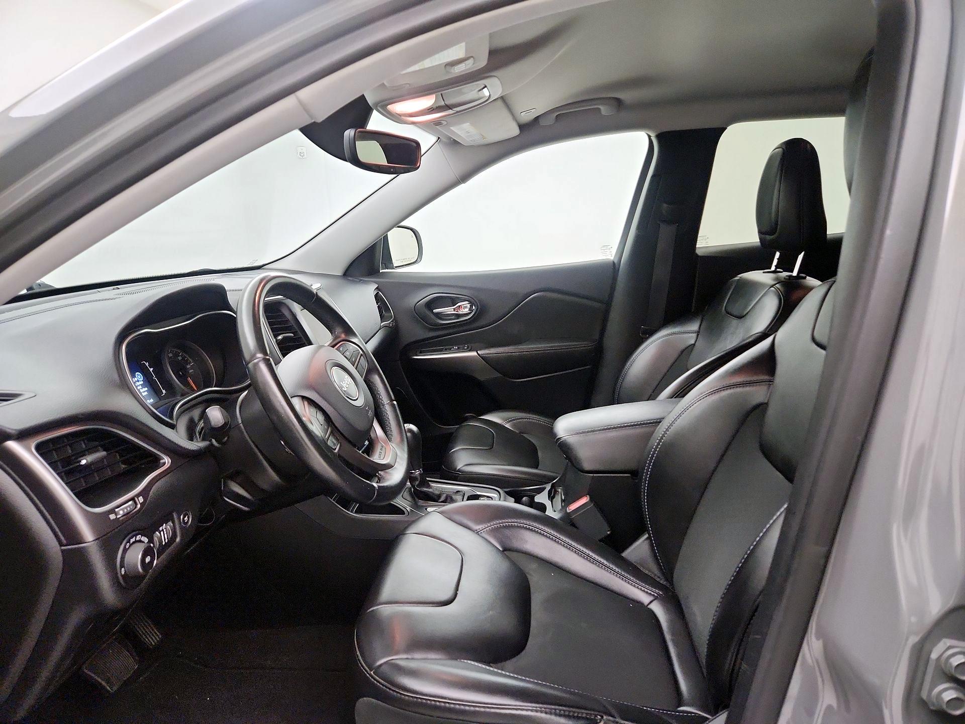 Thumbnail: 2019 Jeep Cherokee - 11